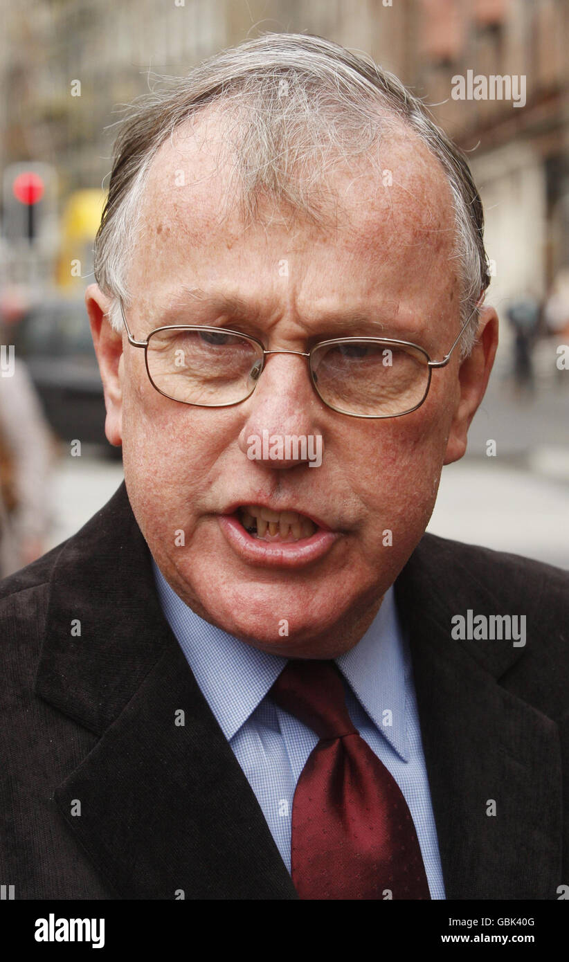 Jack Flynn, der seinen Sohn beim Anschlag auf Lockerbie verloren hat, trifft am ersten Tag der Berufung des Lockerbie-Bombers Abdelbaset Ali Mohmed Al Megrahi am High Court in Edinburgh ein. Stockfoto