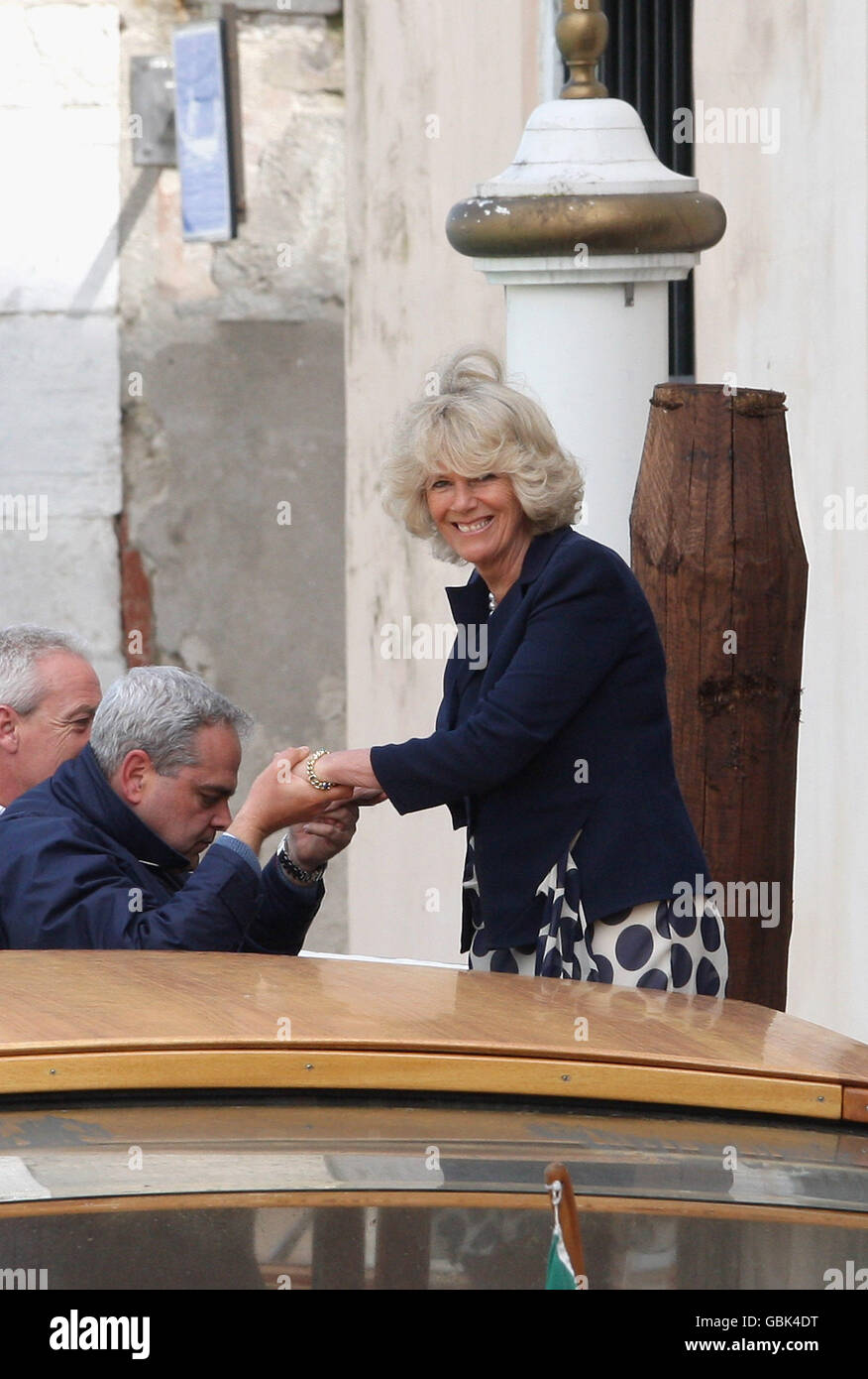Die Herzogin von Cornwall wird nach einem Besuch im Guggenheim Museum in Venedig, Italien, zu einem Wassertaxi weitergeholfen. Stockfoto