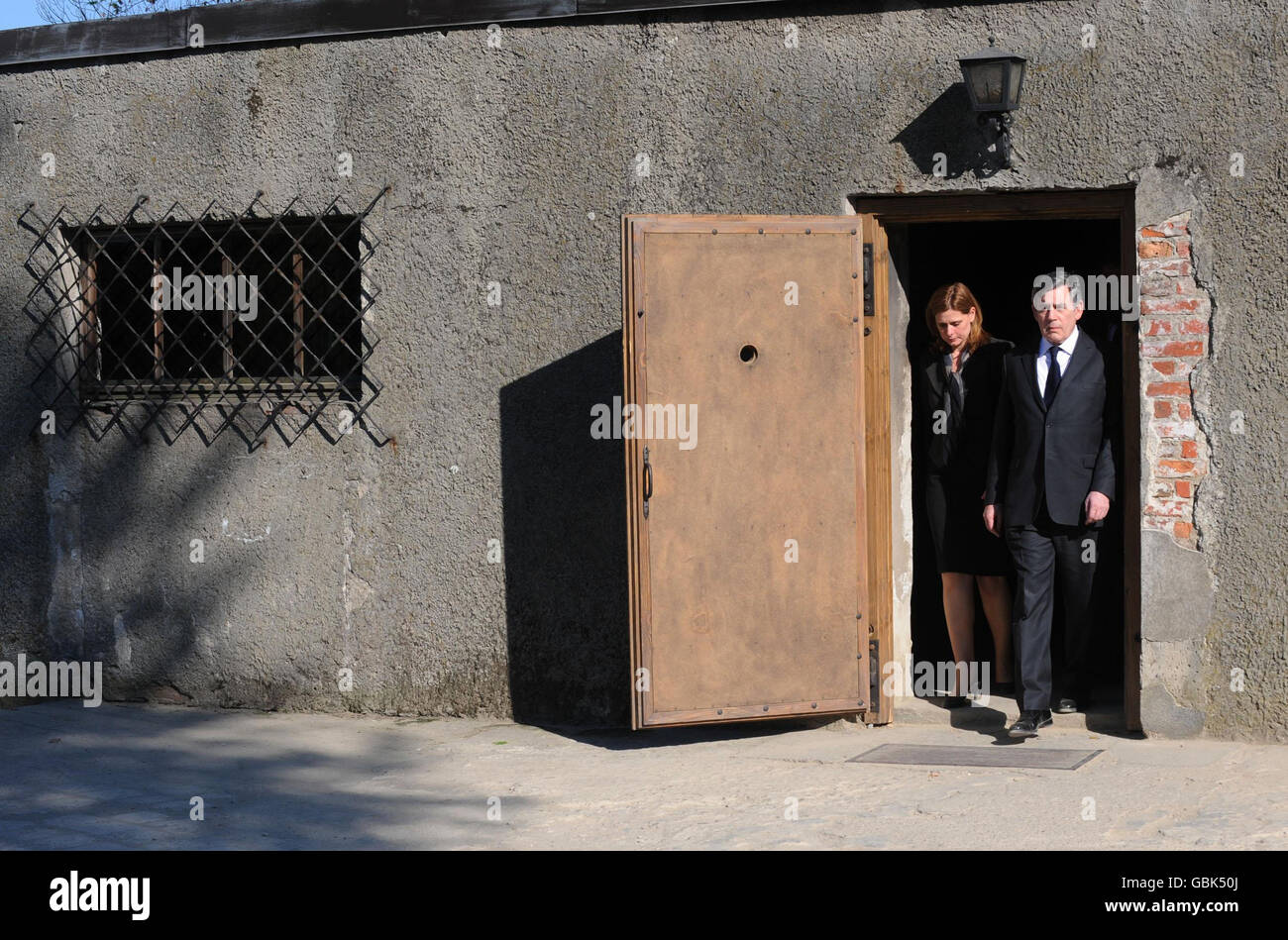 Premierminister Gordon Brown und seine Frau Sarah Brown verlassen heute eines der Gebäude, in denen sich die Gaskammern im Nazi-Konzentrationslager Auschwitz in der Nähe von Krakau in Polen befanden. Stockfoto