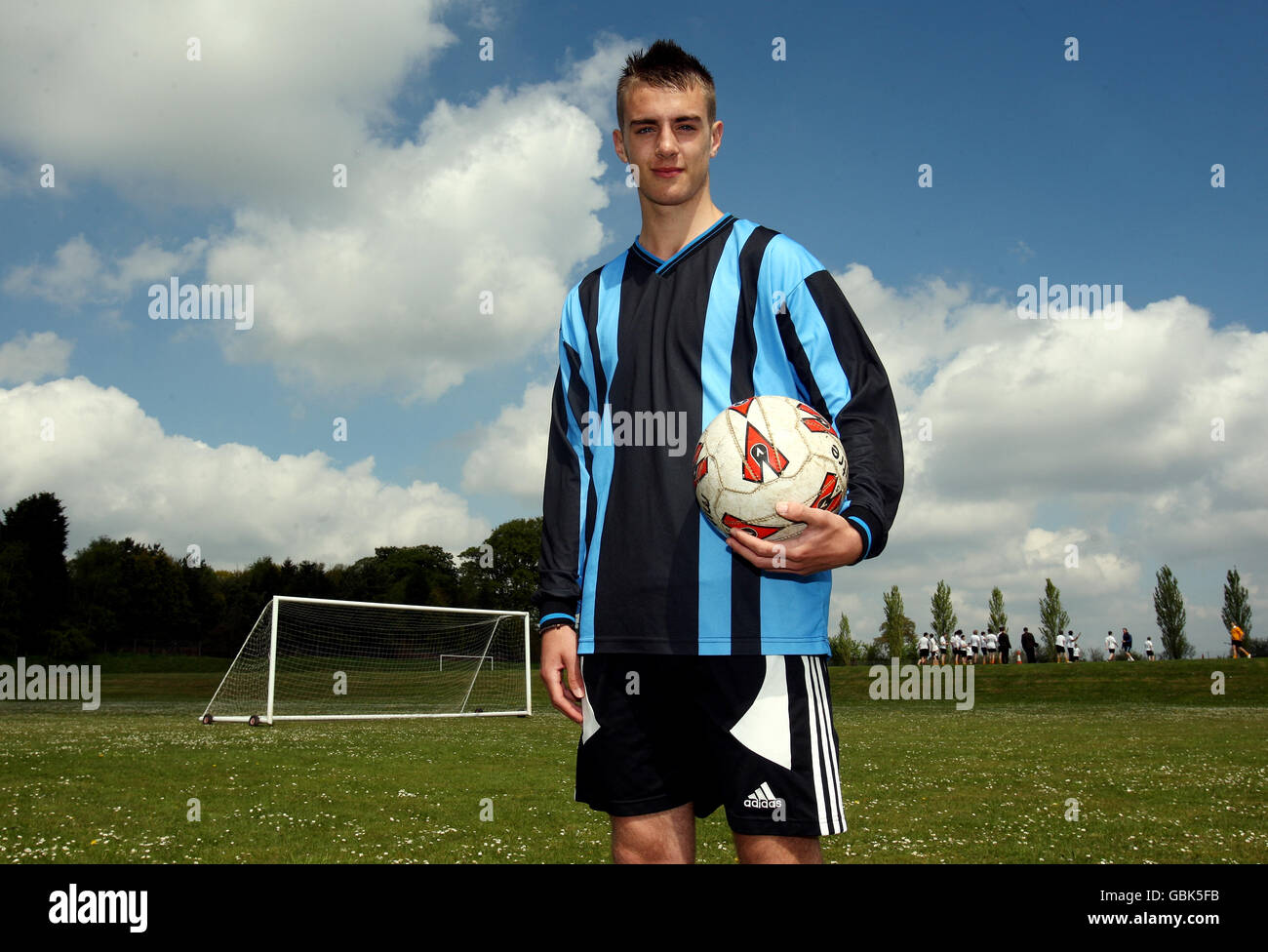 Der 16-jährige Richard Peniket posiert auf den Spielfeldern der Haybridge High School, Hagley. Er hat bereits einen Hattrick für das Manchester United Youth Team erzielt und hatte gerade einen professionellen Vertrag mit Fulham unterzeichnet. Mittwoch, 29 2009. April. PA Foto: David Davies. Stockfoto