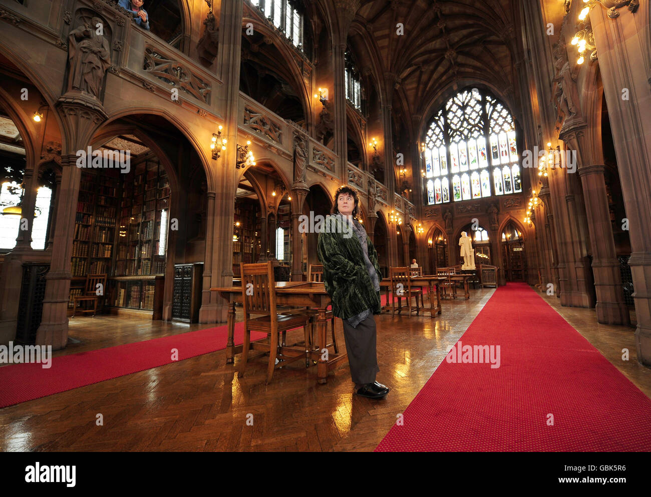 Die neue Dichterin Carol Ann Duffy in der John Rylands Library in Manchester. Stockfoto