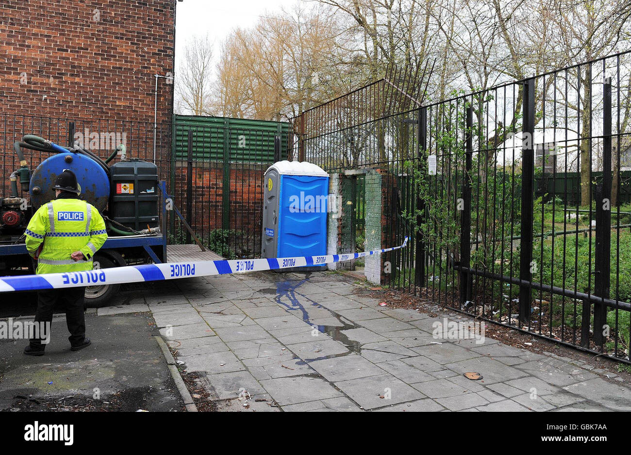 Polizeibeamte außerhalb eines Wohngebiets in der Highgate Street im Stadtteil Toxteth von Liverpool nach den gestrigen Terrorangriffen im Nordwesten. Stockfoto