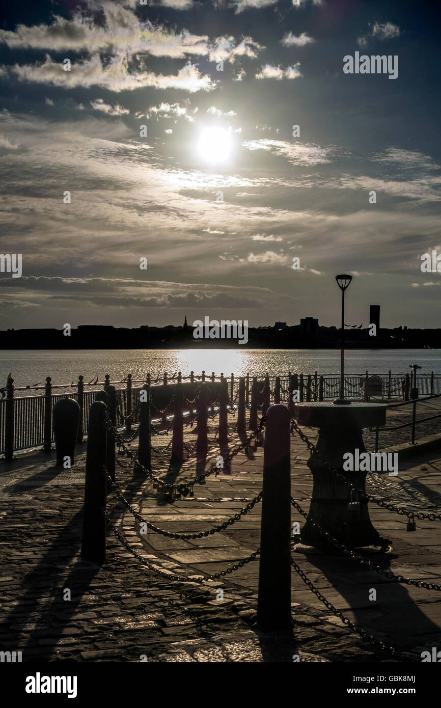 Sonnenuntergang Riverside Walk Fluss Mersey Albert Dock Liverpool England UK Stockfoto