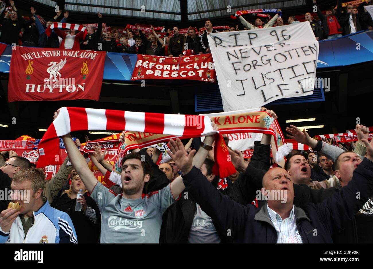 Liverpool-Fans zeigen Banner zum Gedenken an die 96 Opfer Der Hillsborough-Tragödie Stockfoto