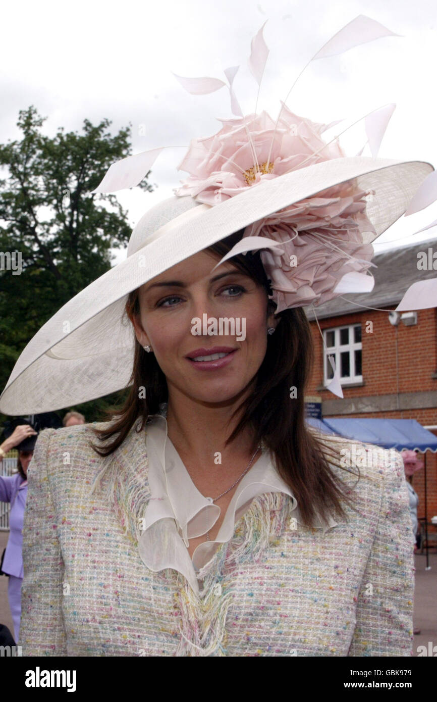 Pferderennen, Royal Ascot. Liz Hurley kommt zum Ladies Day in Ascot an Stockfoto
