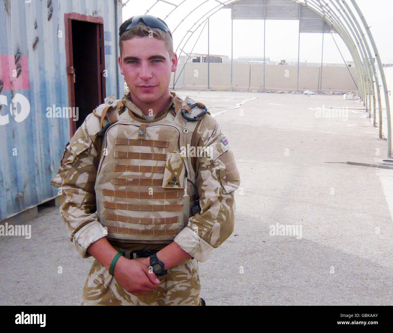 Der 5 Gewehre aus Bristol stammende Einsatzleiter Nick Taylor hält einen Verdächtigen in einem „irakischen Haus“ während einer Trainingsübung auf der Contingency Opering Base (COB) Basra, Irak, fest. Stockfoto