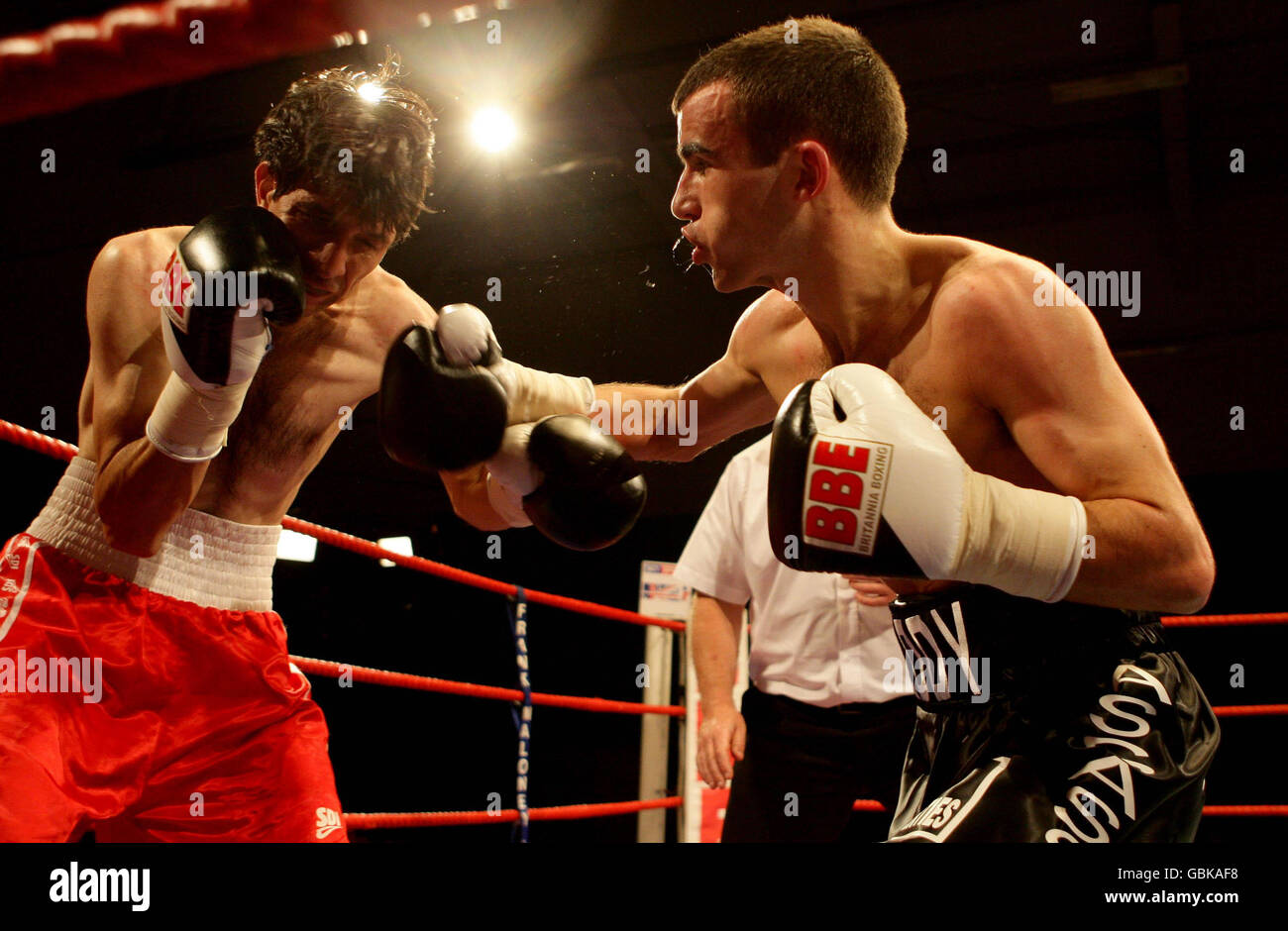 Der britische Paul Edwards (rechts) hat sich gegen den bulgarischen Itsko Veselinov während des Flyweight-Gefecht im Indoor Sports Center, Leigh, Lancashire, geschlagen. Stockfoto