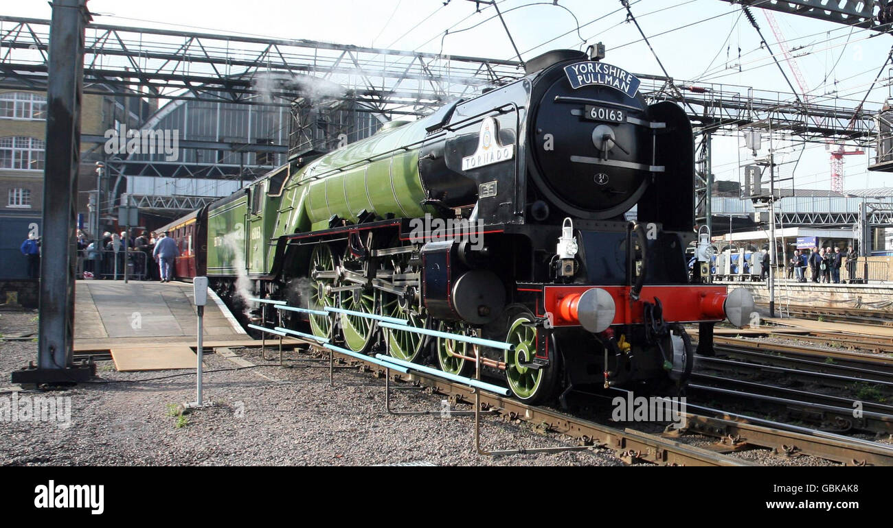 Die Peppercorn-Baureihe A1 60163 Tornado, die erste seit fast 50 Jahren in Großbritannien gebaute Dampflok, verlässt den Londoner Bahnhof King's Cross und bringt den Yorkshire Pullman-Service. Stockfoto