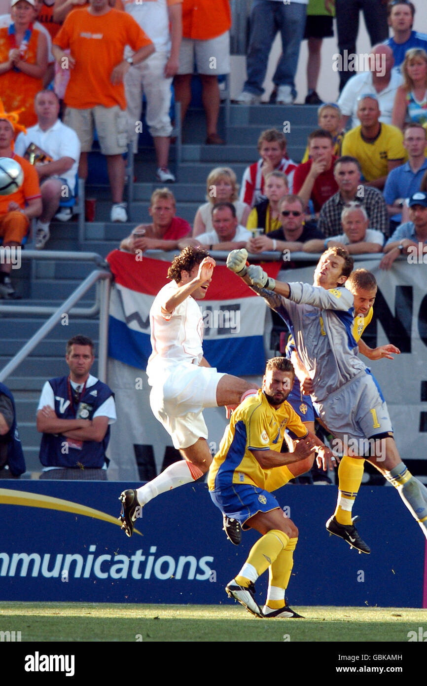 Schwedens Torwart Andreas Isaksson (r) springt, um den Ball zu schlagen Weg, als der holländische Ruud van Nistelrooy (l) an den Kopf springt IT Stockfoto