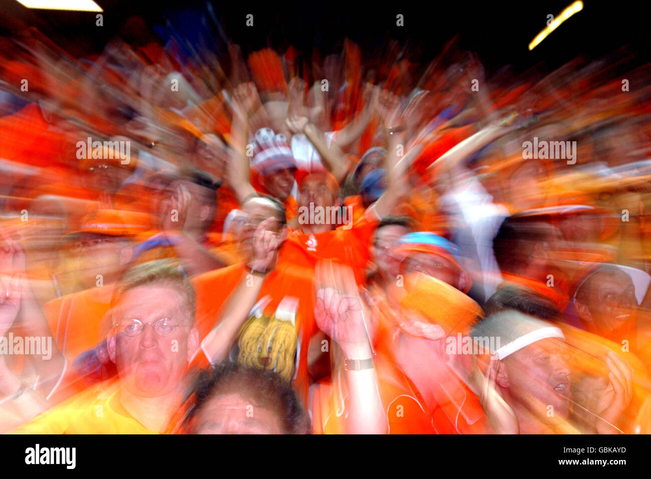 Fußball - UEFA-Europameisterschaft 2004 - Viertelfinale - Schweden - Holland. Holland-Fans jubeln ihrem Team zu Stockfoto