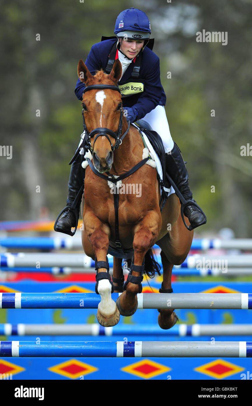 Zara Phillips und ihr Pferd Secret Legacy treten beim Show Jumping Event in Powderham Castle Horse Trials in Exeter an. Stockfoto