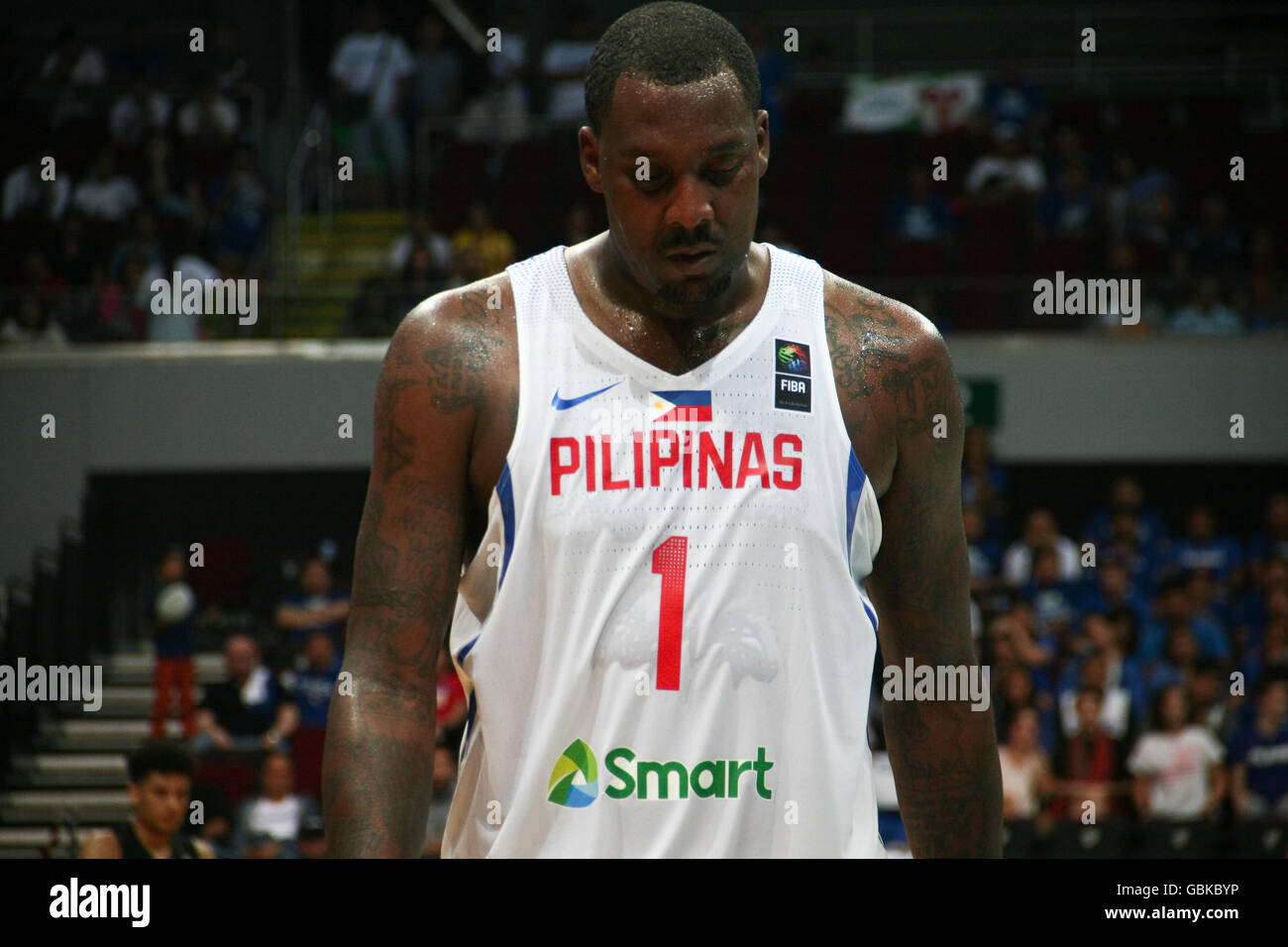 Pasay, Philippinen. 6. Juli 2016. 2005 NBA-Draft pick für die Washington Wizards, Andray Blatche, neben Platz nach einem Foul während der Qualifikationsspiele geht. Neuseeland und den Philippinen kämpfte es auf dem Hartplatz der Mall von Asien Arena in Pasay City für die FIBA Olympischen Qualifikationsturnier. Neuseeland gewann mit 89 Punkten, den Philippinen, 80. © J Gerard Seguia/Pacific Press/Alamy Live-Nachrichten Stockfoto