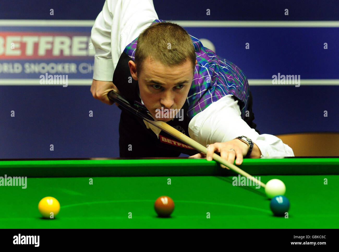 Stephen Hendry im Einsatz gegen Mark Williams während der Snookerweltmeisterschaft Betfred.com im Crucible Theatre, Sheffield. Stockfoto