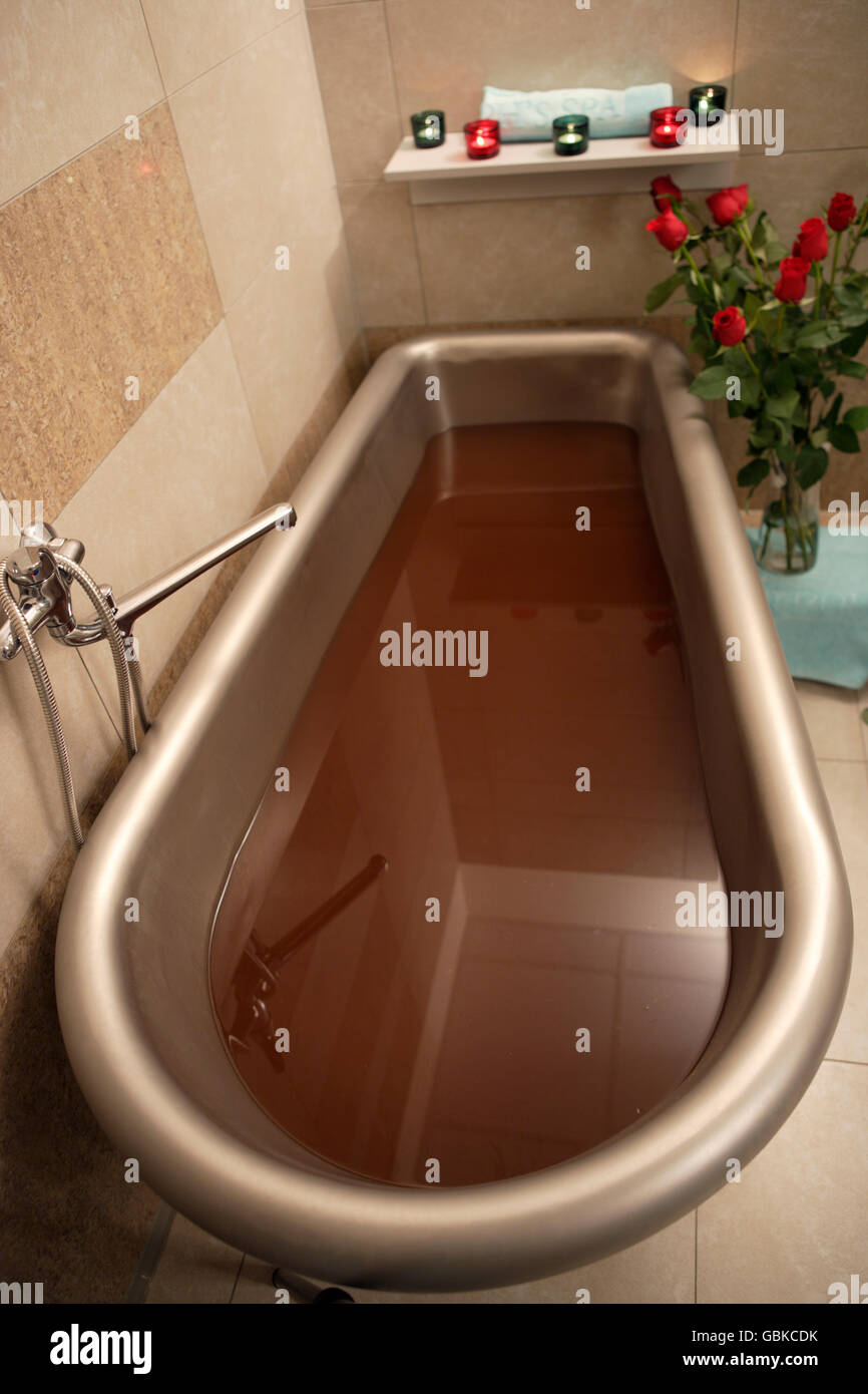 Badewanne mit Schokolade, ThalassoTherapie in einem Kurort Stockfotografie Alamy