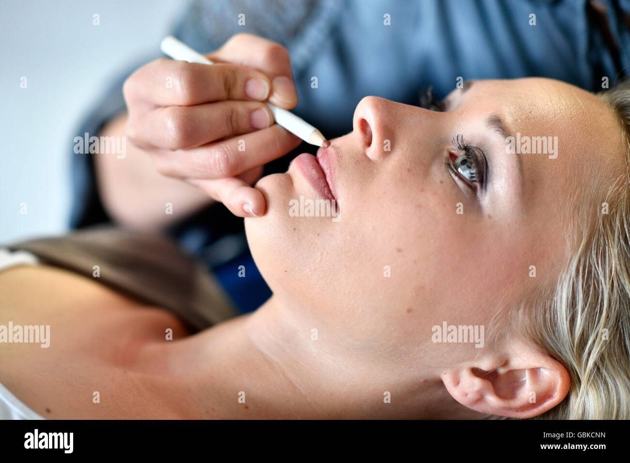 Junge Frau, die Make-up auflegen, lip liner Stockfoto