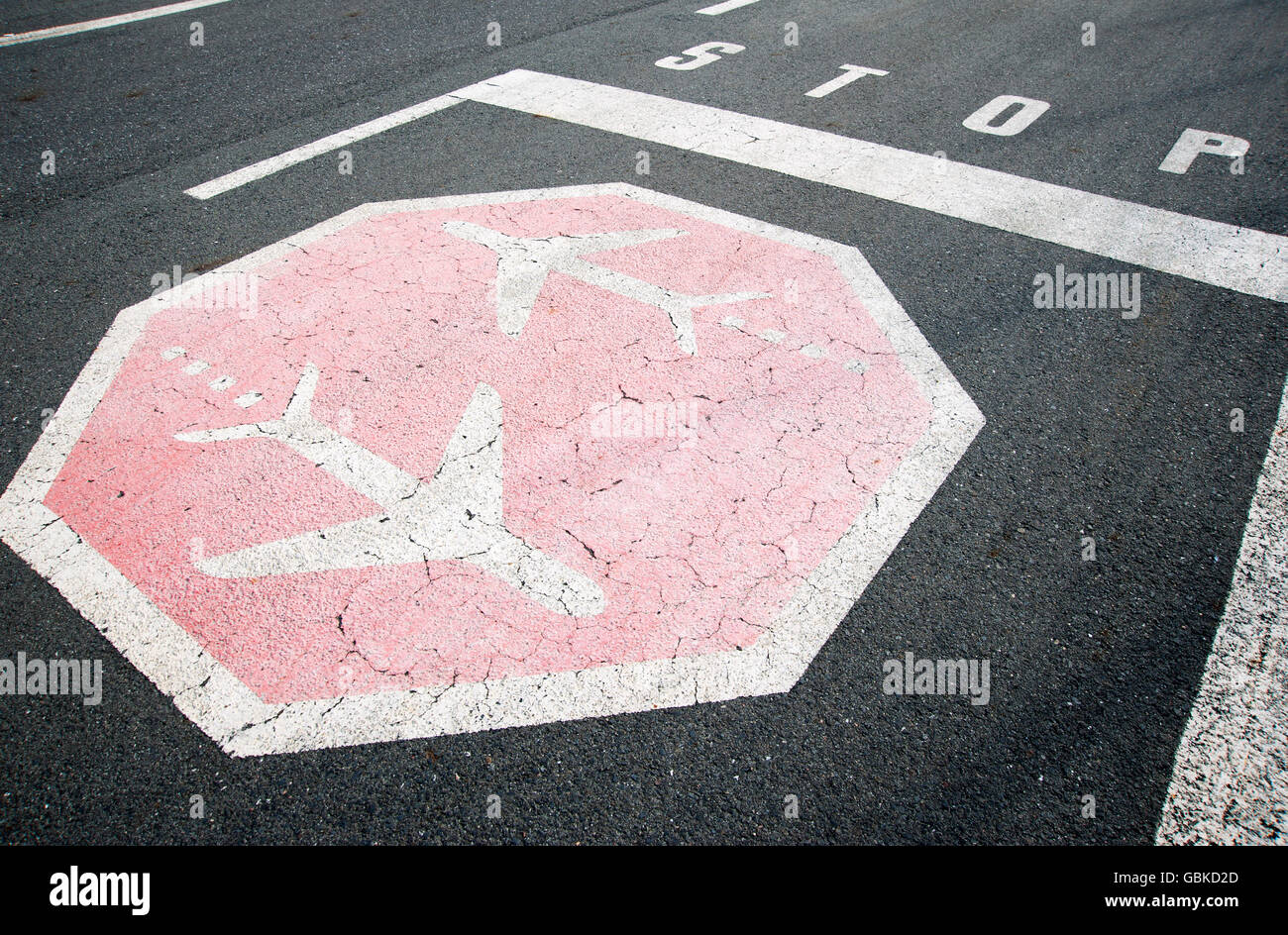 Markierungen, stoppen und Flugverkehr auf dem Gelände des ehemaligen Flughafens Tempelhof, Berlin Stockfoto