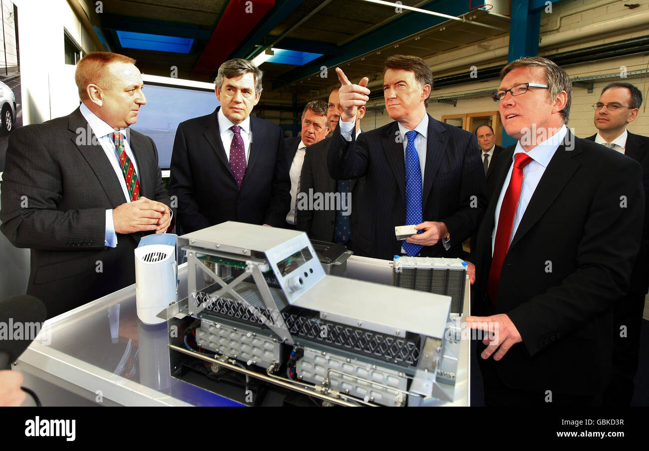 Premierminister Gordon Brown, Wirtschaftsminister Lord Mandelson und Phil Rose (rechts) werden von Jon Moore (links) im Innovationszentrum der Loughborough University die Brennstoffzellentechnologie gezeigt. Stockfoto