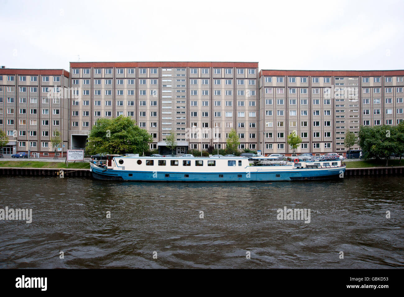 Boot auf der Spree vor einem Appartementhaus am Schiffbauerdamm, Berlin Stockfoto