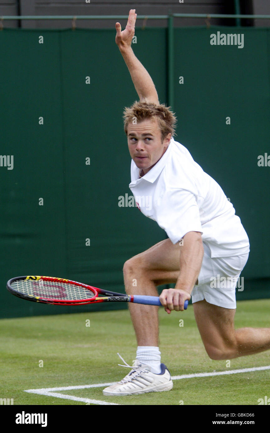 Tennis - Wimbledon 2004 - zweite Runde - Mark Hilton / Dominik Hrbaty. Mark Hilton in Aktion Stockfoto