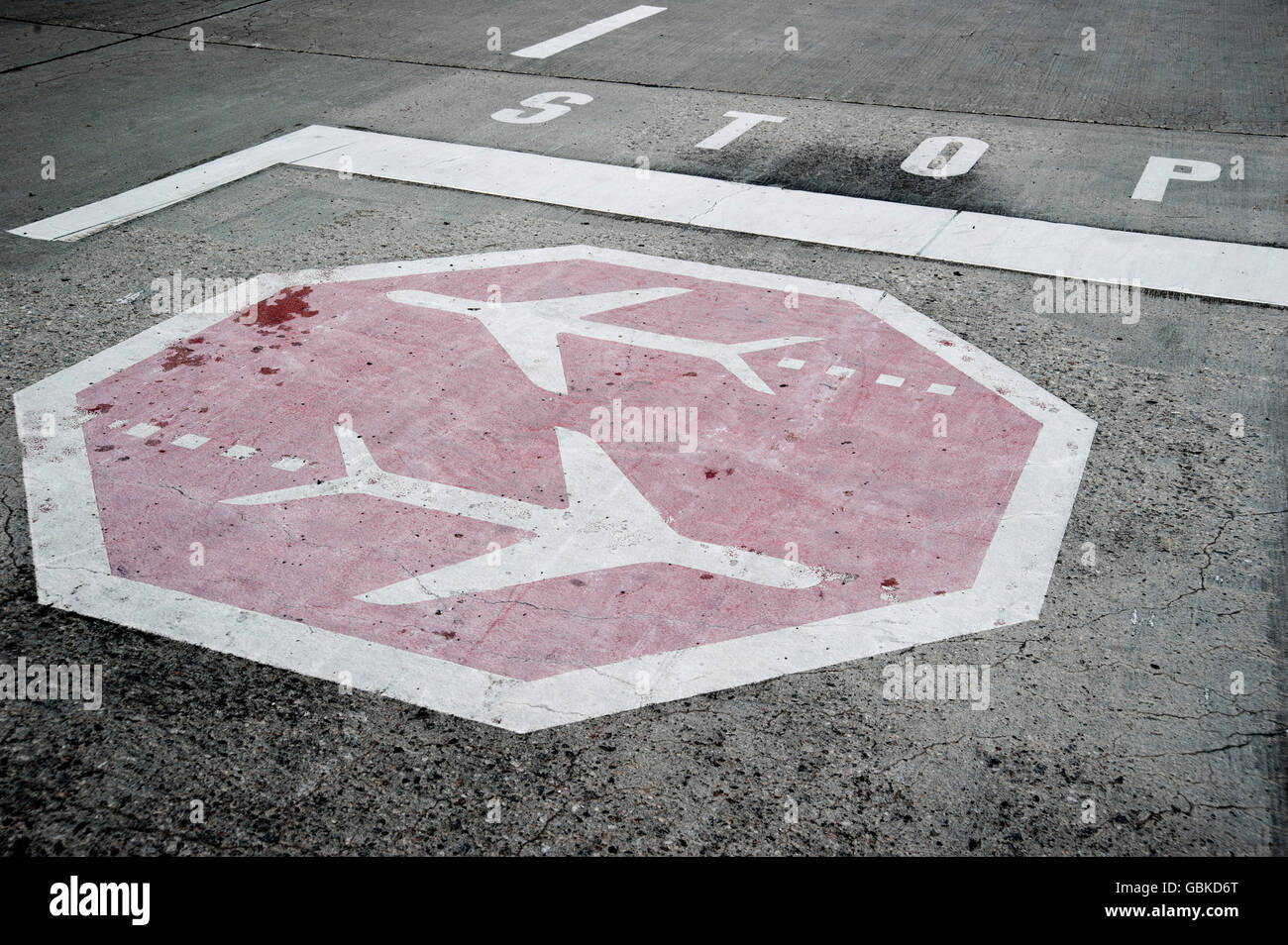 Markierungen, stoppen und Flugverkehr auf dem Gelände des ehemaligen Flughafens Tempelhof, Berlin Stockfoto