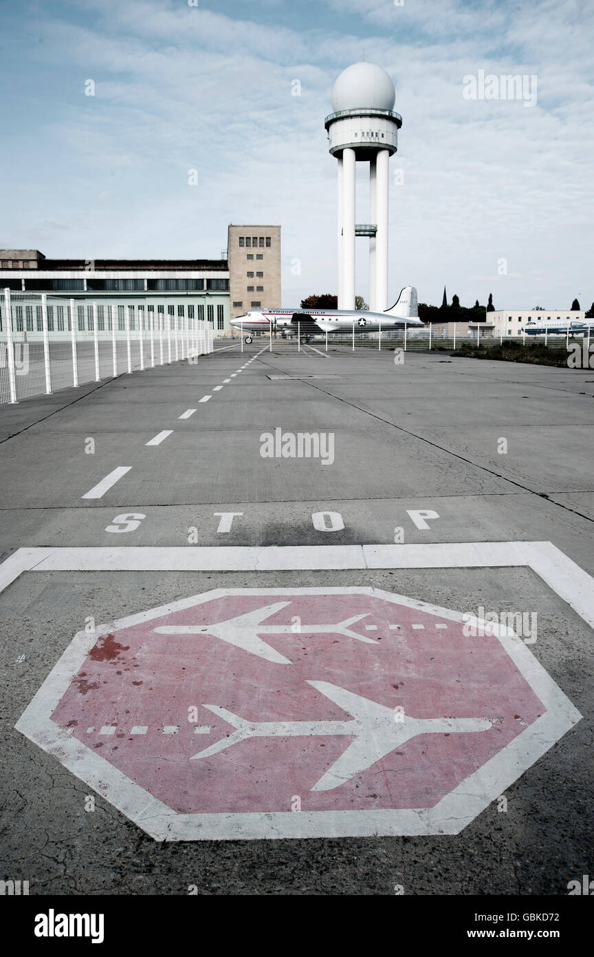 Radarturm, alte Flugzeuge und Markierungen, stoppen und Flugverkehr auf dem Gelände des ehemaligen Flughafens Tempelhof, Berlin Stockfoto
