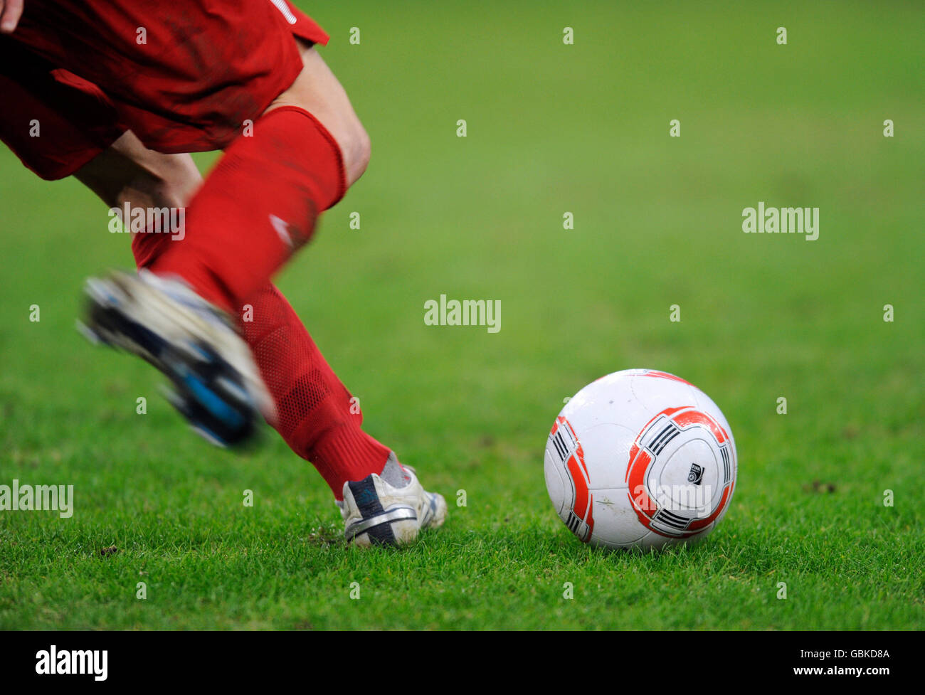 Spieler, die einer Aufnahme auf dem Ball, FC Schalke 04, S04 - SC Freiburg 1-0, Bundesliga Bundesliga, Veltins-Arena, Gelsenkirchen Stockfoto