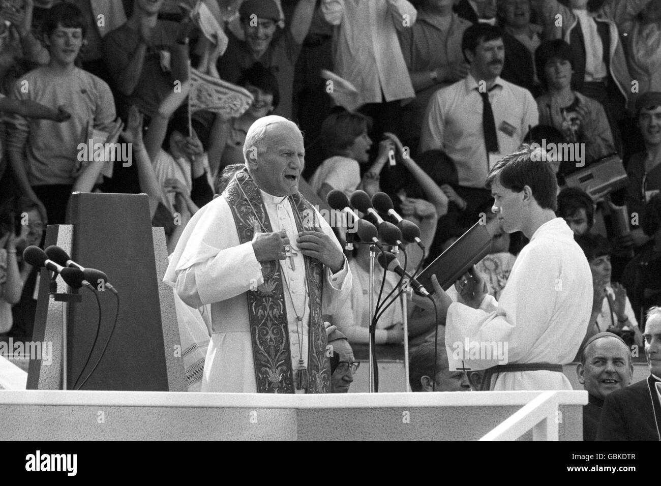 Religion - Papst Johannes Paul II. Besuch in Großbritannien - Ninian Park - Cardiff. Papst Johannes Paul II. Spricht im Ninian Park, dem Fußballplatz von Cardiff City. Stockfoto