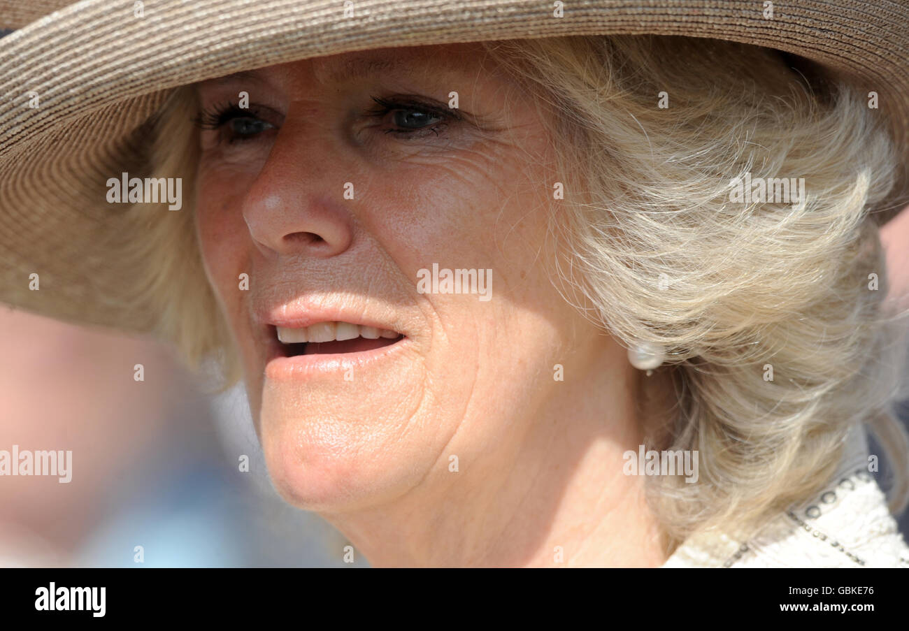 Pferderennen - Frühjahrstreffen - Epsom Downs Rennbahn. Ihre königliche Hoheit, die Herzogin von Cornwall Stockfoto