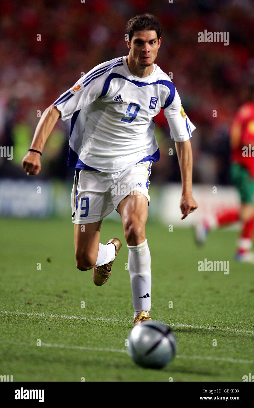 Fußball - UEFA-Europameisterschaft 2004 - Finale - Portugal - Griechenland. Angelos Charisteas, Griechenland Stockfoto