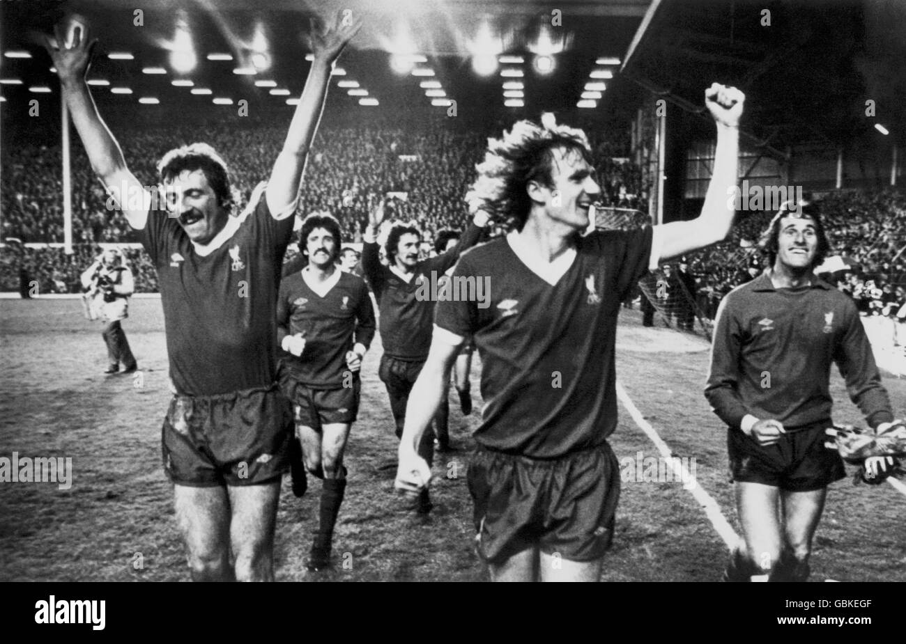 Liverpool-Spieler spielen eine Ehrenrunde, nachdem sie 3-0 gewonnen haben, um zum dritten Mal in vier Jahren die League Championship zu gewinnen: (l-r) Alan Kennedy, David Johnson, Terry McDermott, Phil Thompson, Ray Clemence Stockfoto