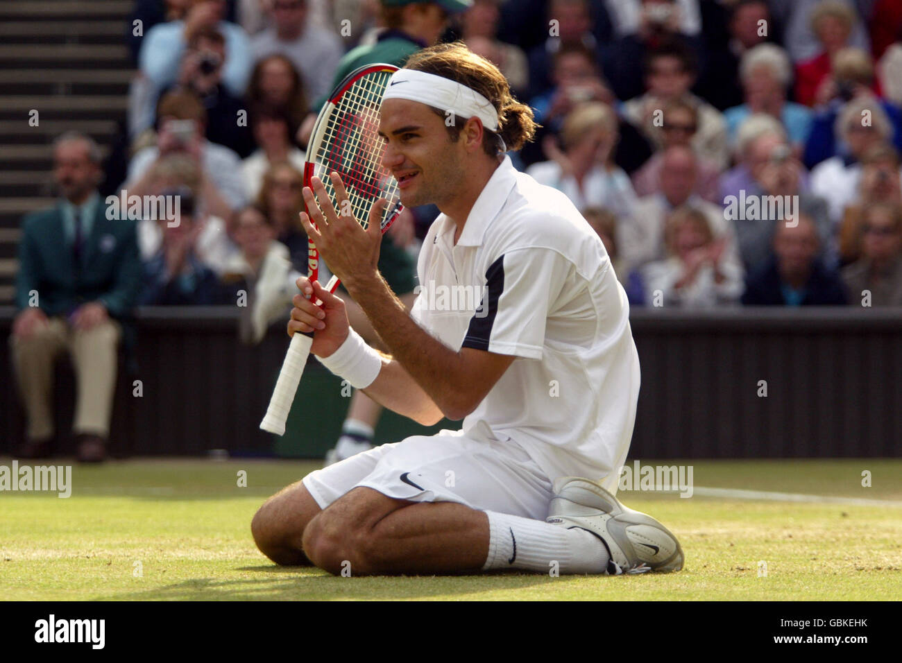 Tennis – Wimbledon 2004 – Herrenfinale – Roger Federer gegen Andy Roddick.  Roger Federer feiert den Sieg Stockfotografie - Alamy