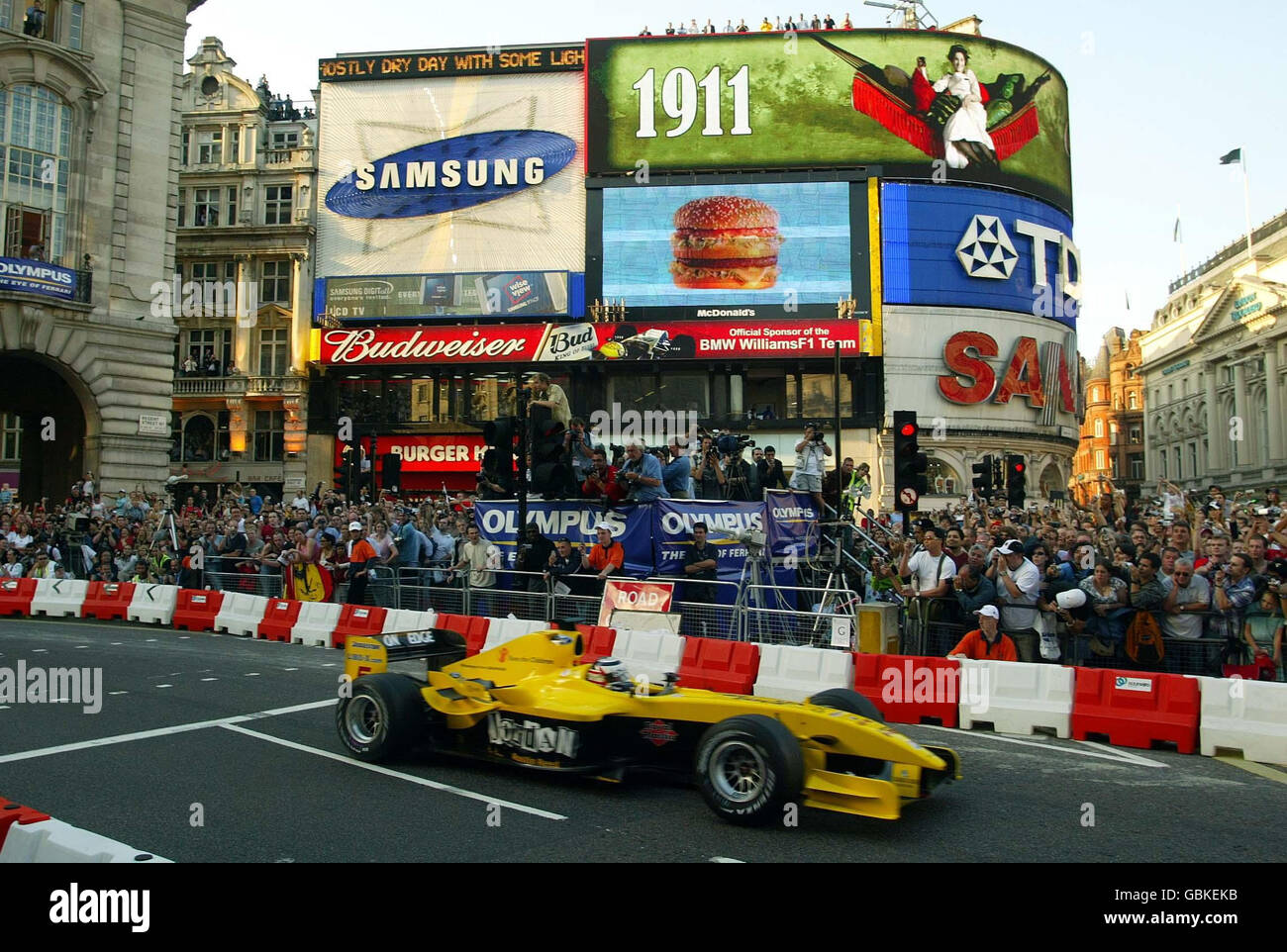 Die britische Rennlegende Nigel Mansell fährt mit einem Jordan-Auto entlang der Regent Street, London, während die Formel 1 in die Hauptstadt kommt. Tausende von Formel-1-Fans versammelten sich zu dem beispiellosen Straßenmotorsportevent inmitten von Rufen nach einem permanenten Grand Prix, der dort ausgetragen wird. Die besten alten und neuen Fahrer kamen an diesem Abend zur Veranstaltung im Zentrum von London, um zu sehen, wie die mächtigen Autos auf dem 3 km langen Regent Street Course fahren. Jenson Button und Scot David Coulthard waren auch unter den Teilnehmern von acht Formel-1-Teams, darunter Ferrari und Williams, die an einer Prozession entlang der Straße teilnahmen. Stockfoto
