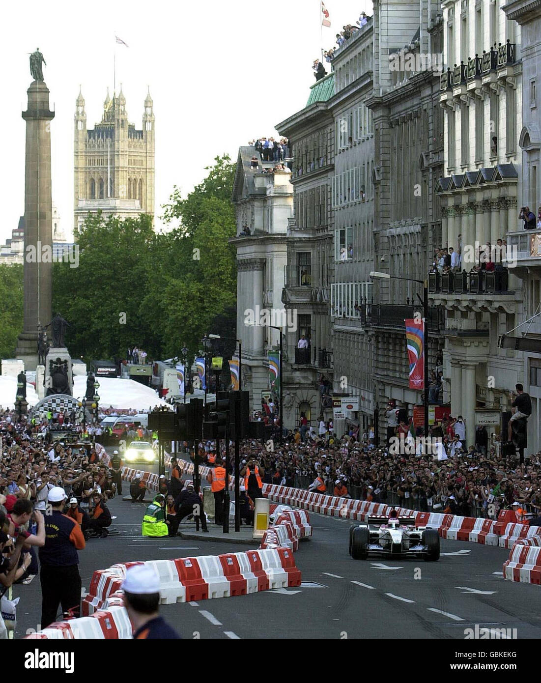 Der britische Rennfahrer Jenson Button in einer BAR Honda fährt die Regent Street in London hoch, während die Formel 1 in die Hauptstadt kommt. Tausende von Formel-1-Fans versammelten sich zu dem beispiellosen Straßenmotorsportevent inmitten von Rufen nach einem permanenten Grand Prix, der dort ausgetragen wird. Die besten alten und neuen Fahrer kamen an diesem Abend zur Veranstaltung im Zentrum von London, um zu sehen, wie die mächtigen Autos auf dem 3 km langen Regent Street Course fahren. Die britische Legende Nigel Mansell und Scot David Coulthard gehörten ebenfalls zu den Teilnehmern von acht Formel-1-Teams, darunter Ferrari und Williams, die an einer Prozession entlang der Straße teilnahmen. Stockfoto