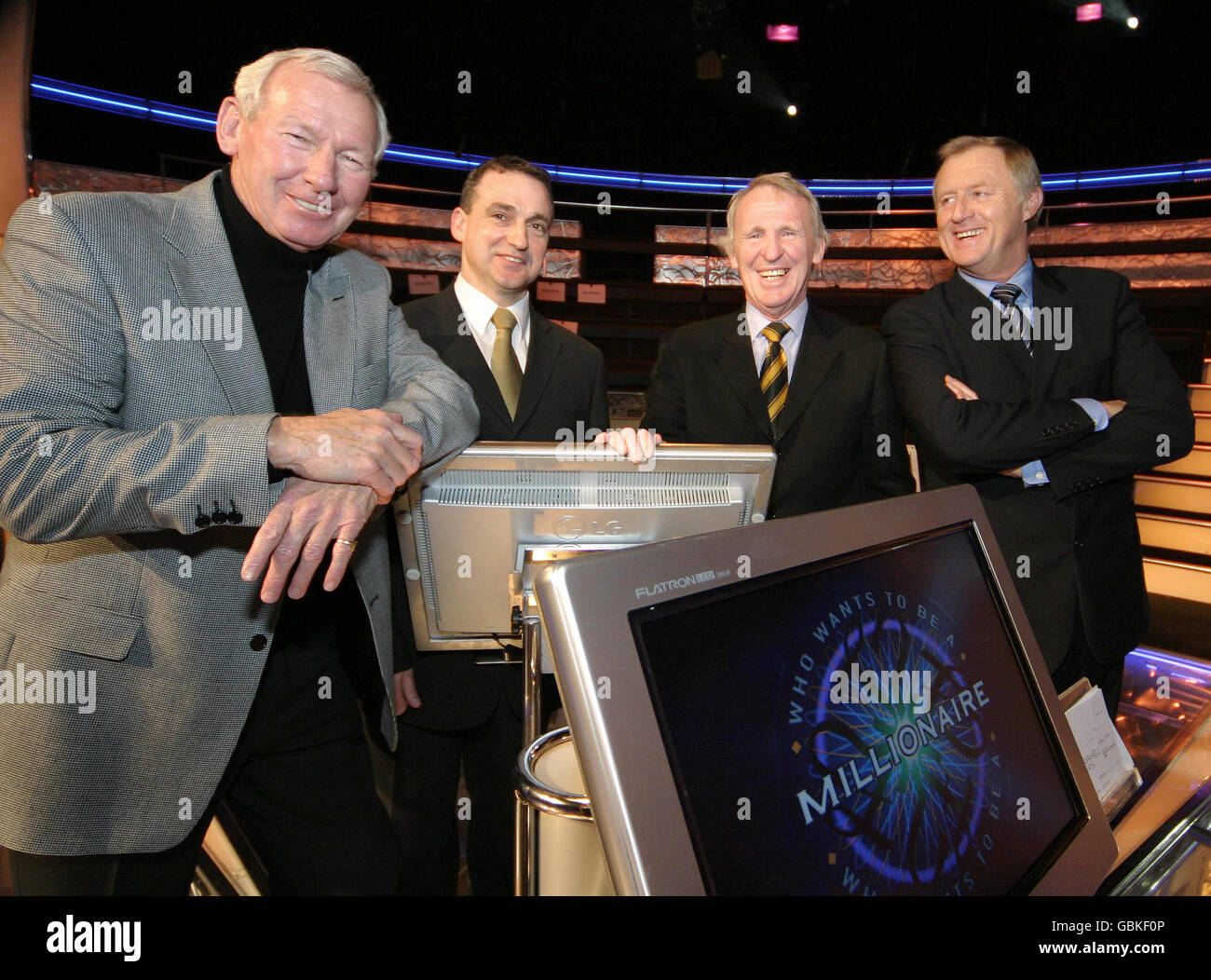 Wer will MILLIONAIRE-Moderator Chris Tarrant (r) mit den ehemaligen Fußballern Bob Wilson (l), Paul McStay (zweite l) und Pat Crerand (zweite r) in den Elstree Studios sein, wo die Einführung einer neuen nicht-Broadcast-Version von Millionaire angekündigt wurde. Fans von Arsenal, Celtic und Manchester United haben die Chance, in speziellen Club-spezifischen Versionen der beliebten TV-Gameshow um eine Million Pfund vor ihren Mitspielern zu spielen Stockfoto
