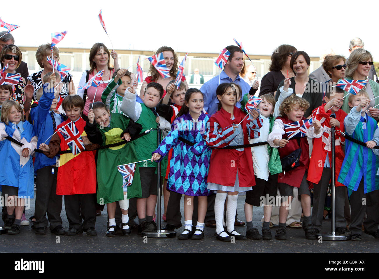 Pferderennen - Frühjahrstreffen - Epsom Downs Rennbahn. Schulkinder mit Gewerkschaftsjacken grüßen die Herzogin Stockfoto