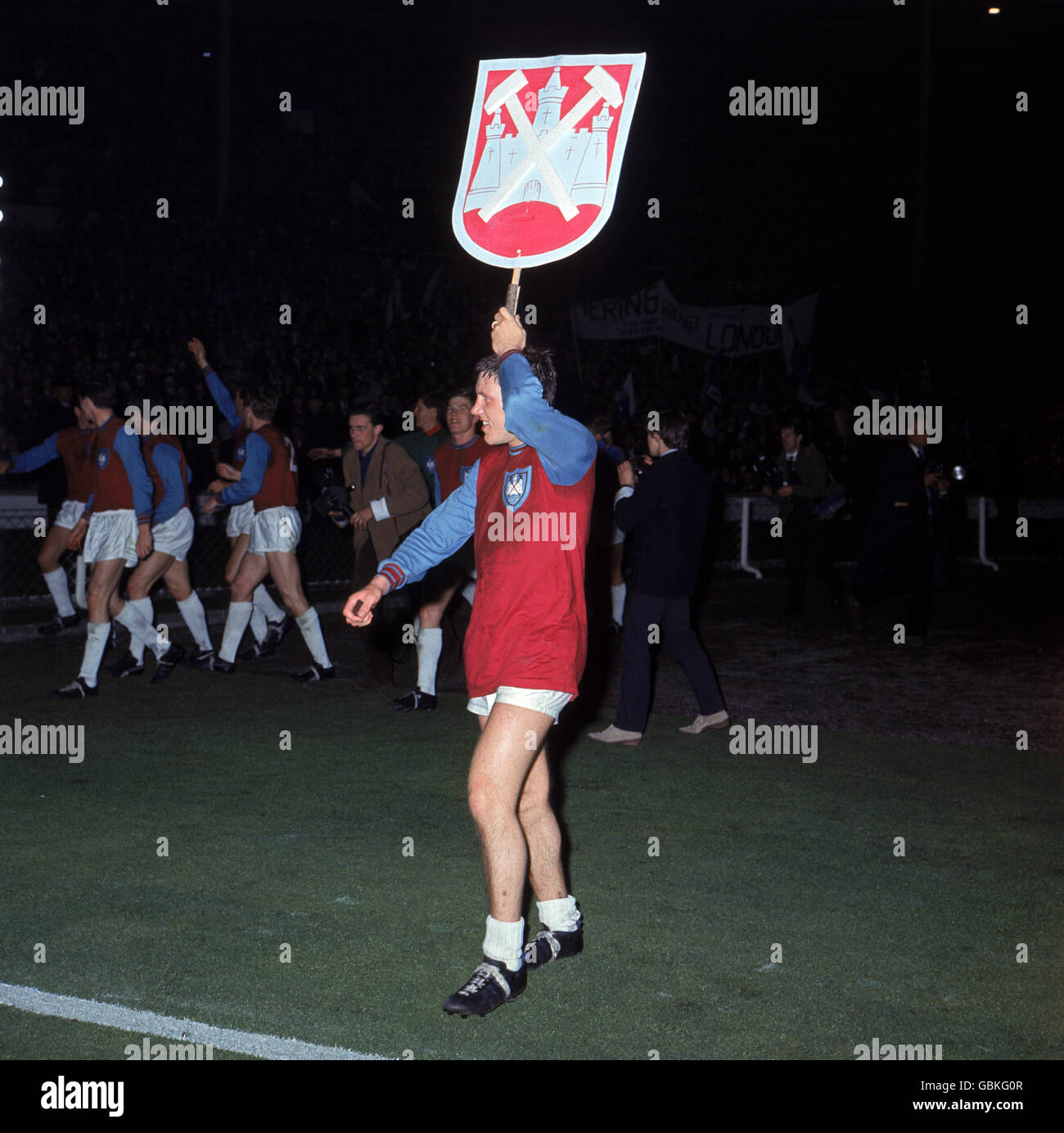 Brian Dear von West Ham United pariert eine riesige Version von Das Abzeichen des Clubs um Wembley nach dem Sieg seines Teams im Jahr 2-0 Stockfoto