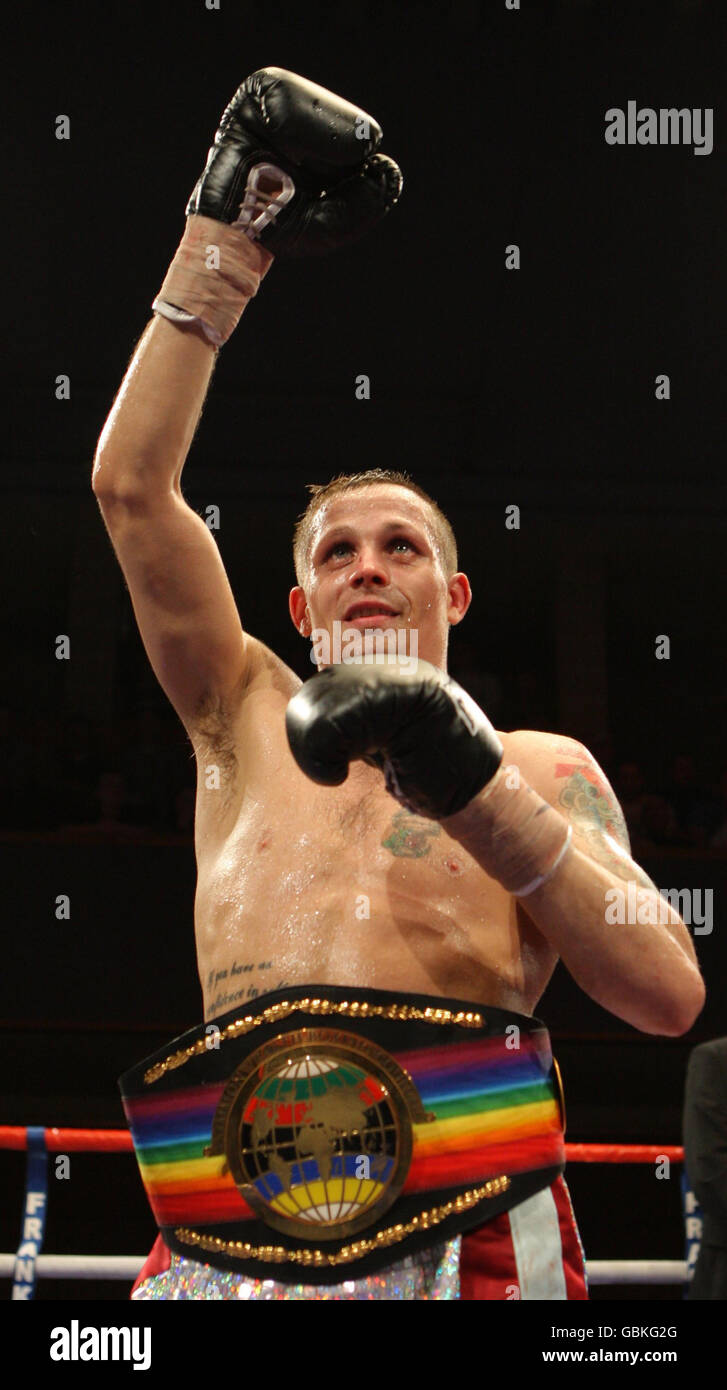 Der britische Don Broadhurst feiert seinen Sieg über Asamoah Wilson, um seinen Commonwealth Super-Flyweight-Titel in der Wolverhampton Civic Hall in Wolverhampton zu behalten. Stockfoto