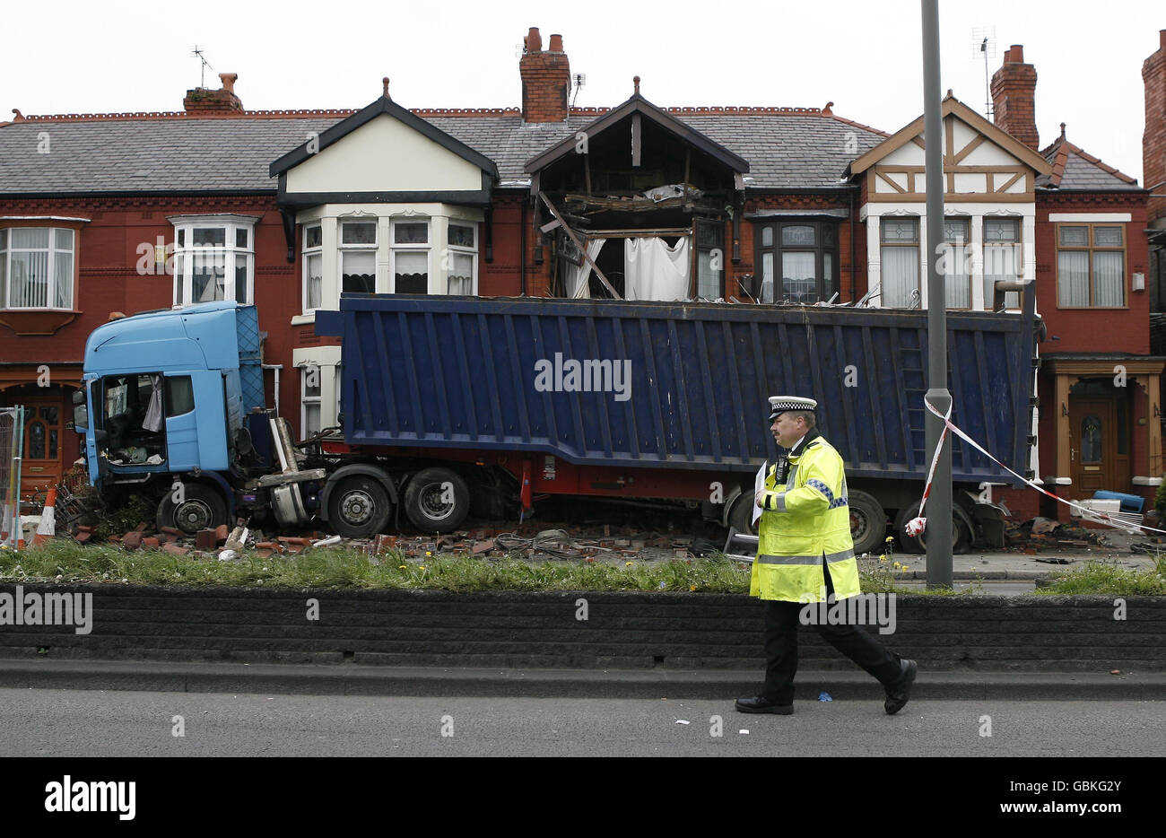Die Szene in Queen's Drive, Liverpool, wo ein LKW-LKW in ein Auto und dann vier Häuser stürzte. Stockfoto