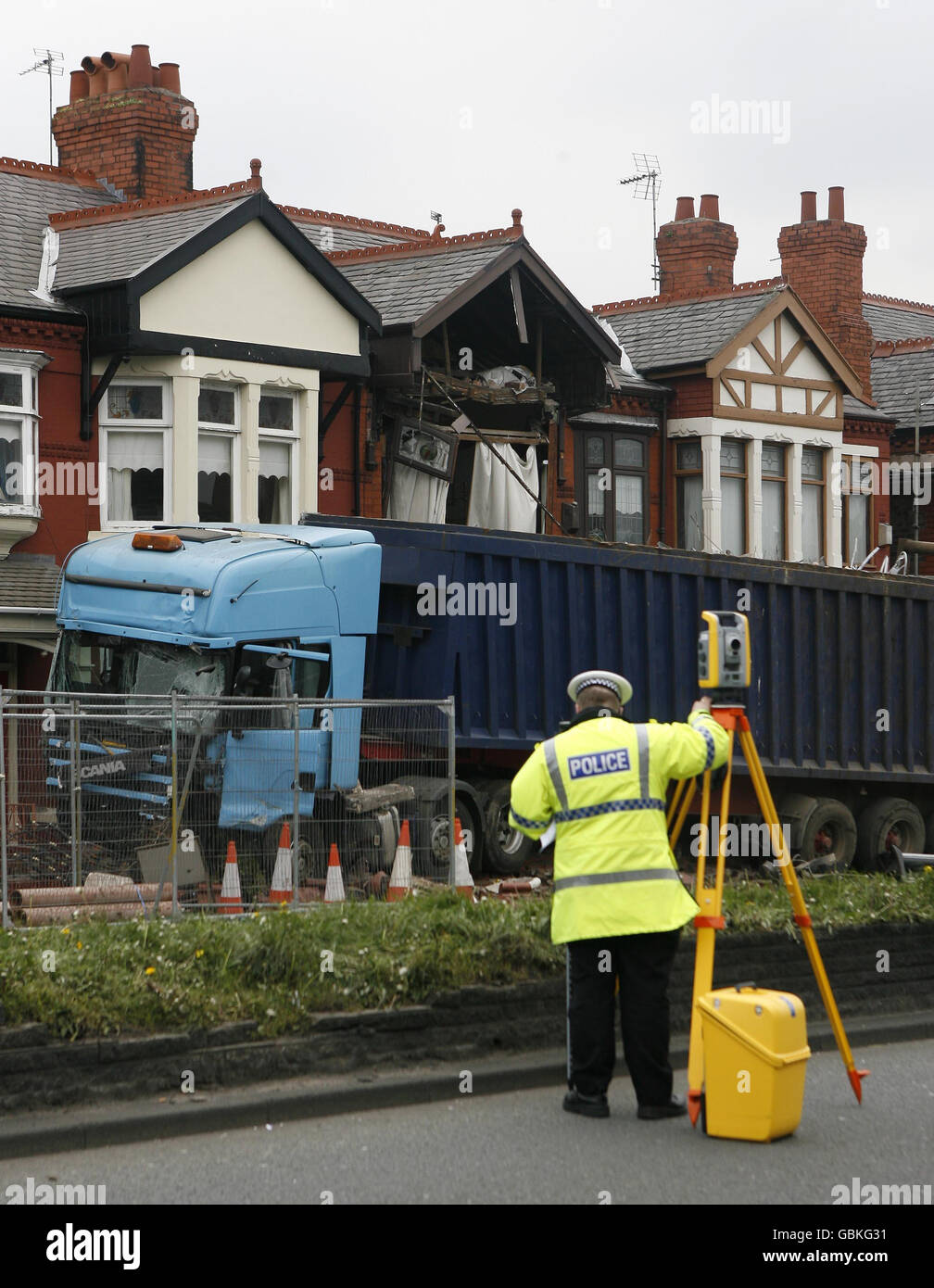 LKW-Unfall in Liverpool. Die Szene in Queen's Drive, Liverpool, in der ein LKW-Lastwagen mit einem Auto und vier Häusern zusammenstieß. Stockfoto