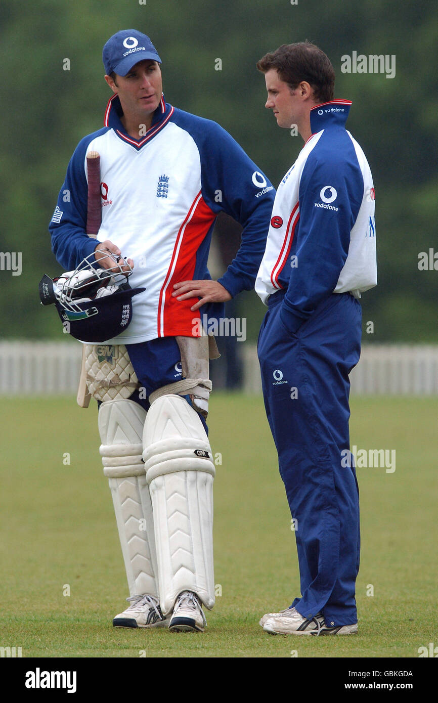 Cricket - npower Second Test - England gegen Neuseeland - Netze. Der englische Kapitän Michael Vaughan (l) chattet mit Andrew Strauss (r) am Ende der Nets-Sitzung Stockfoto