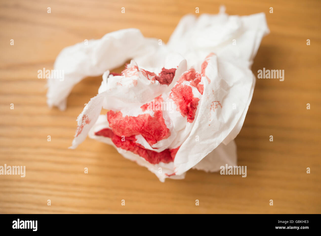 blutiges Gewebe auf einem Holztisch Stockfoto