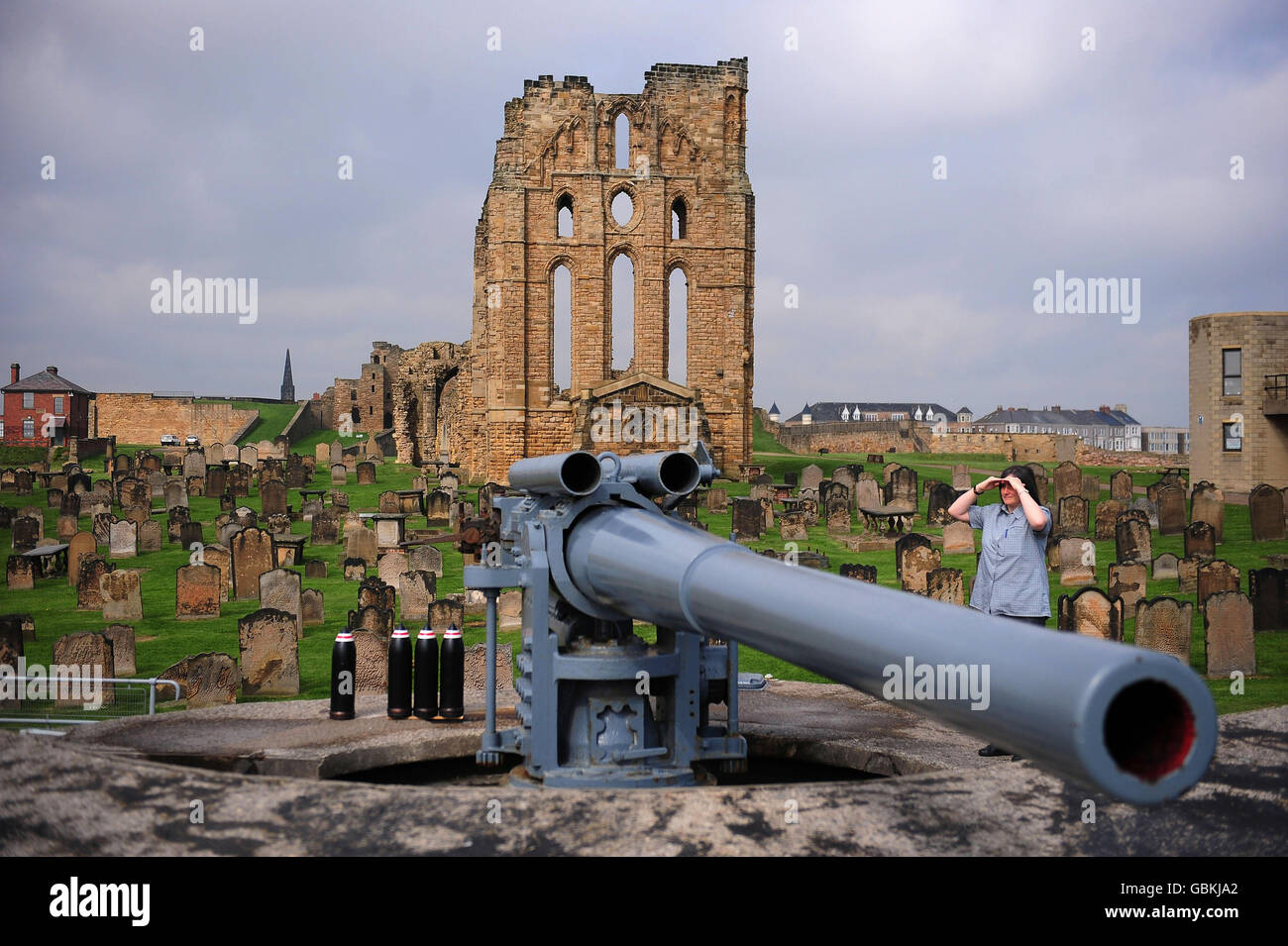 STANDALONE-FOTO. Monica Fay von English Heritage blickt auf die neu restaurierte Waffe, die Teil einer &pound;80,000 Restaurierung der Waffenbatterie ist, über das Tynemouth Priory. Im 18. Und 19. Jahrhundert wurde Tynemouth Castle als Reaktion auf die Bedrohung durch eine französische Invasion als Kanonenbatterie verwendet. Stockfoto