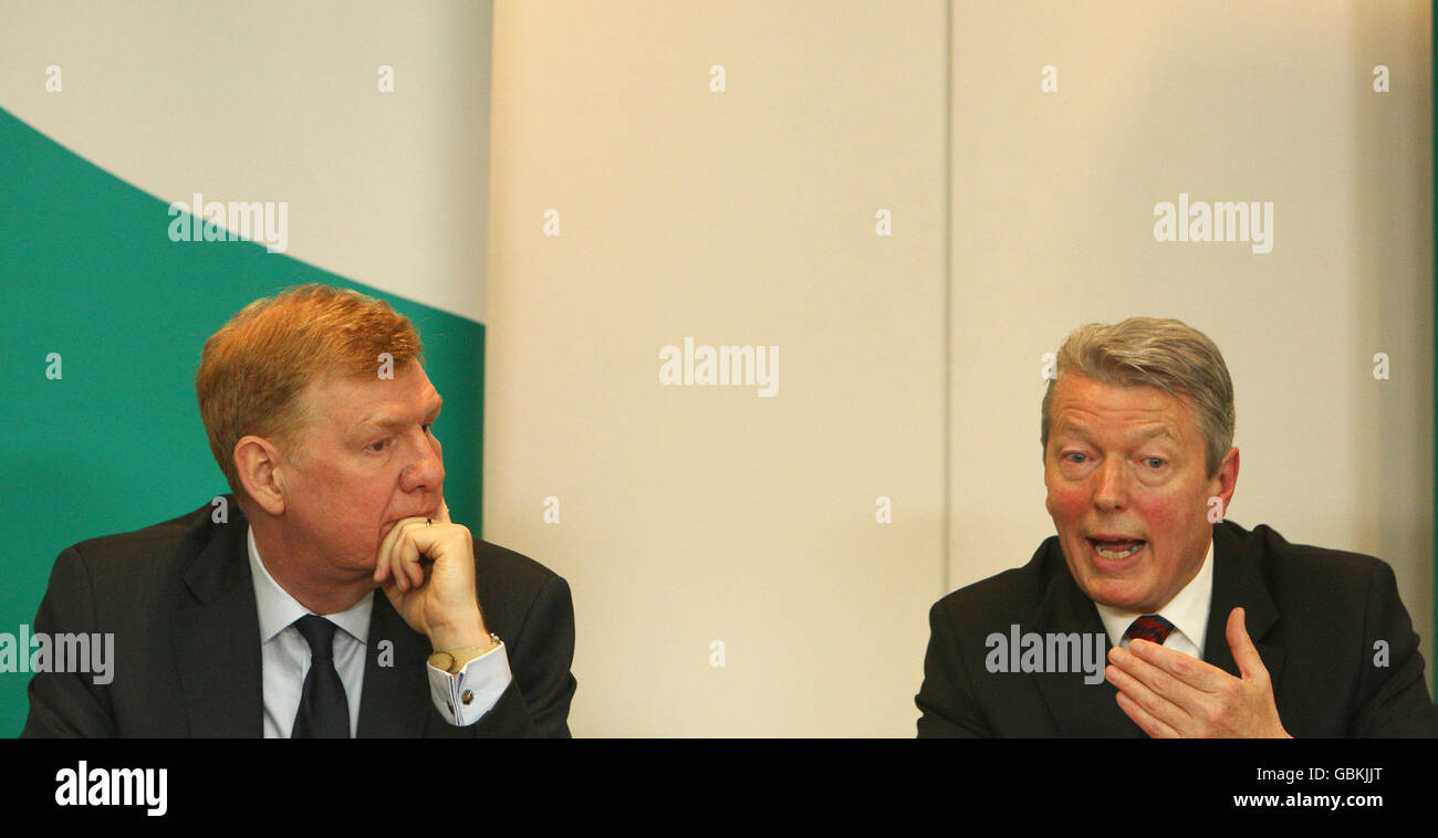 Der Gesundheitsminister Alan Johnson (rechts) wird von Chief Medical Officer Liam Donaldson beobachtet, während er auf einer Pressekonferenz im Gesundheitsministerium, Westminster, London, über die Pläne des Vereinigten Königreichs für einen möglichen Ausbruch der Schweinegrippe spricht. Stockfoto