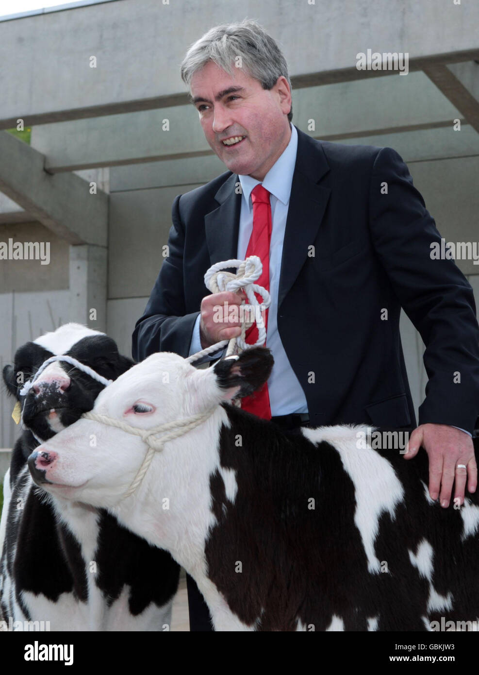Der Vorsitzende der schottischen Labour-Partei, Ian Gray, schließt sich den Bauern an, die vor dem schottischen parlament in Edinburgh gegen sinkende Milchpreise protestieren. Laut Branchenführern sind die Preise seit Anfang des Jahres um 20 % gesunken. Stockfoto