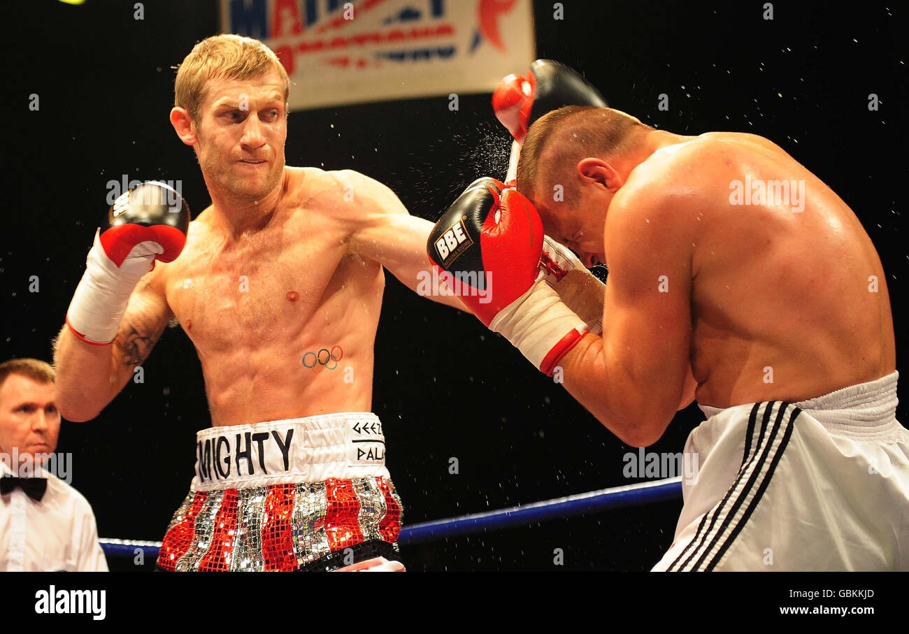 Tony Jefferies, Olympiasieger der leichten Schwergewichtsolympiamedaille von Sunderlands, im Einsatz gegen Roy Meissner während des englischen Light-Heavyweight Title Fight im Crowtree Leisure Center in Sunderland. Stockfoto