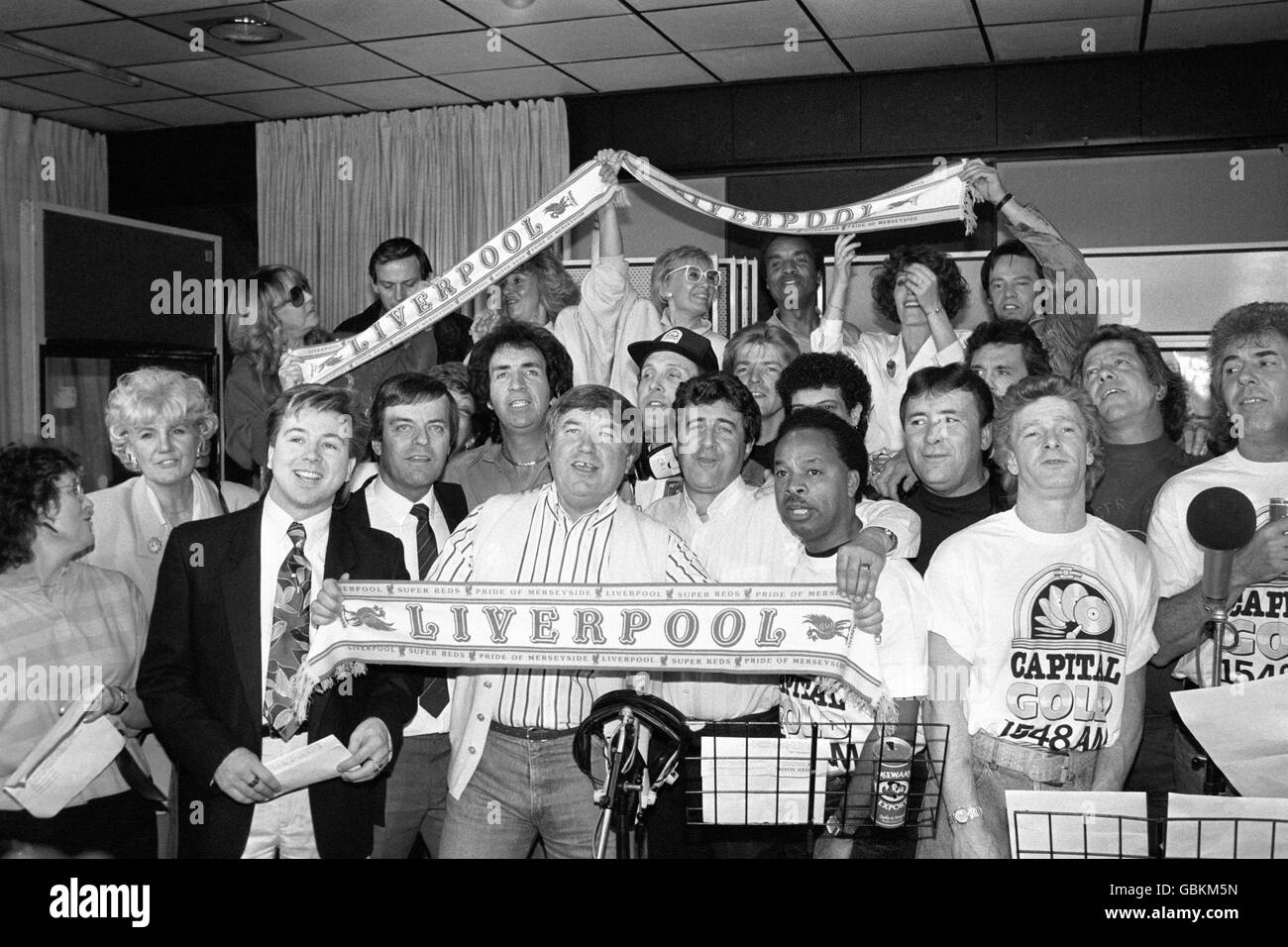 Der Komiker Jimmy Tarbuck und DJ Tony Blackburn mit Liverpools Musikern und Fernsehern bei der Veröffentlichung einer neuen Wohltätigkeitsrekord für den Hillsborough Disaster Fund im Londoner Radiosender Capital. Paul McCartneys Bruder Mike McGear, ehemaliger Anführer der Hitgruppe Scaffold, wird Scousers and Friends in einer neuen Version des Folk-Songs 'Liverpool Lou' leiten. Stockfoto