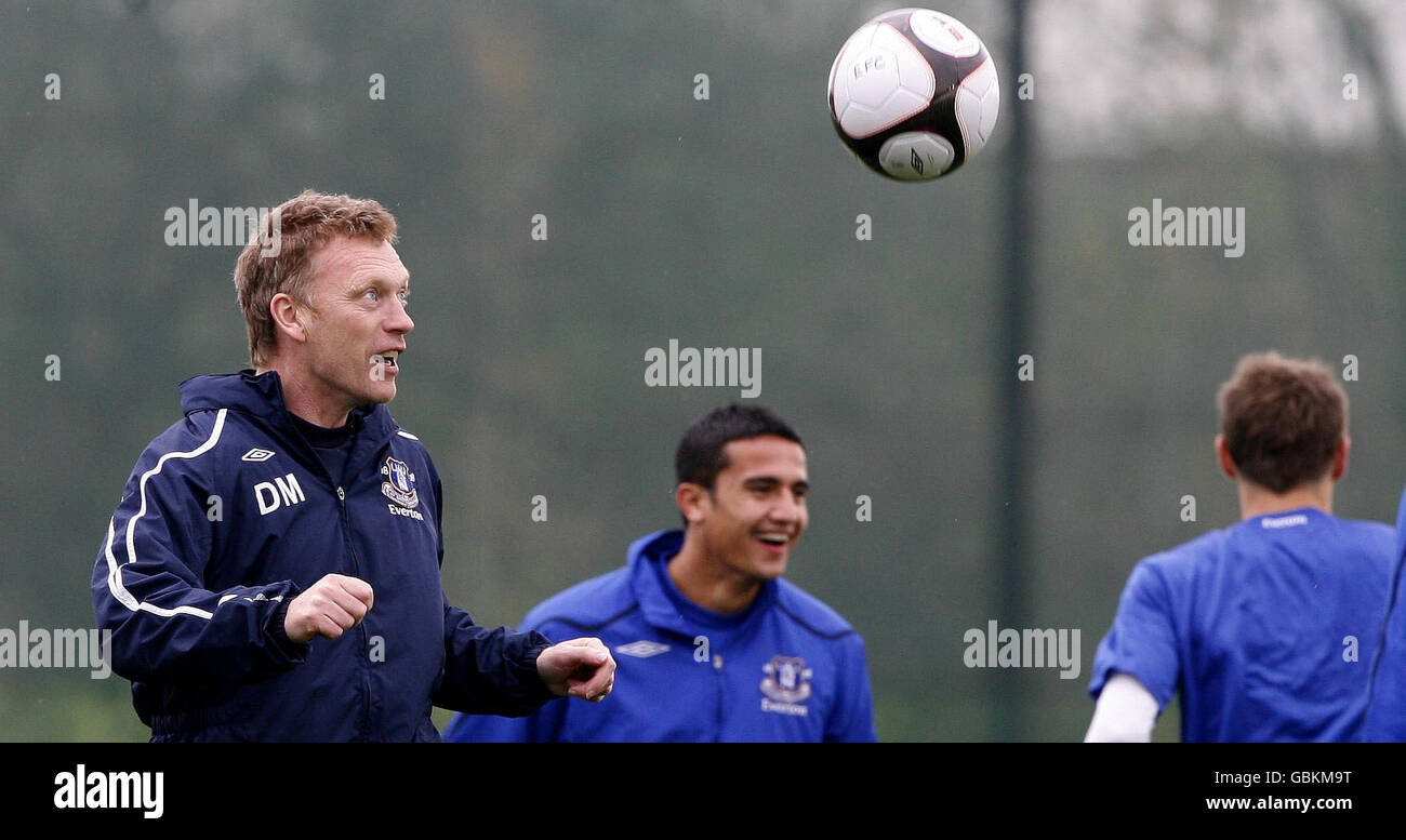 Everton-Manager David Moyes (links) während eines Trainings im Finch Farm Training Complex, Halewood, vor dem Halbfinale des FA Cup gegen Manchester United am Sonntag, den 19. April 2009. Stockfoto