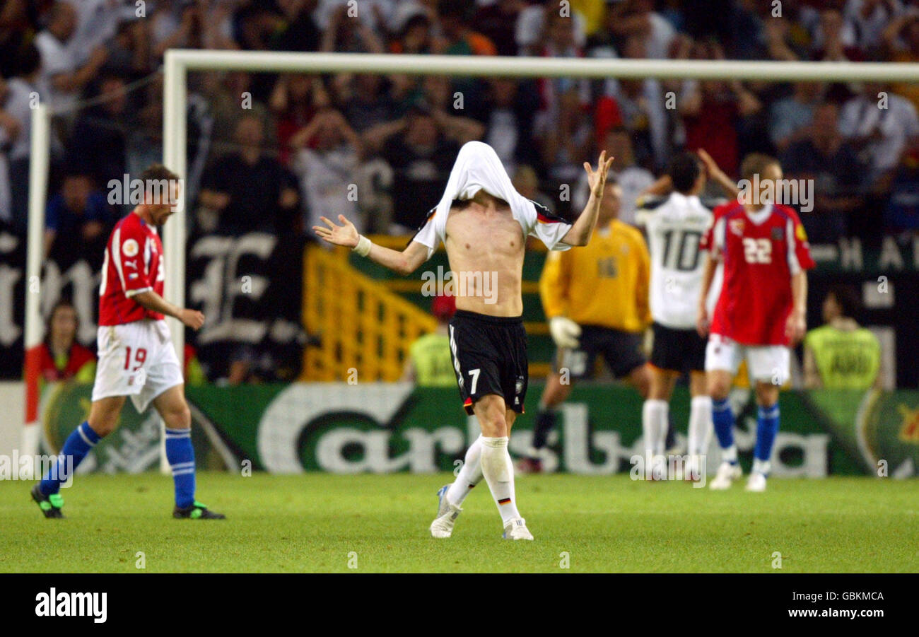 Der deutsche Bastian Schweinsteiger ruht eine verpasste Chance auf das Tor Stockfoto