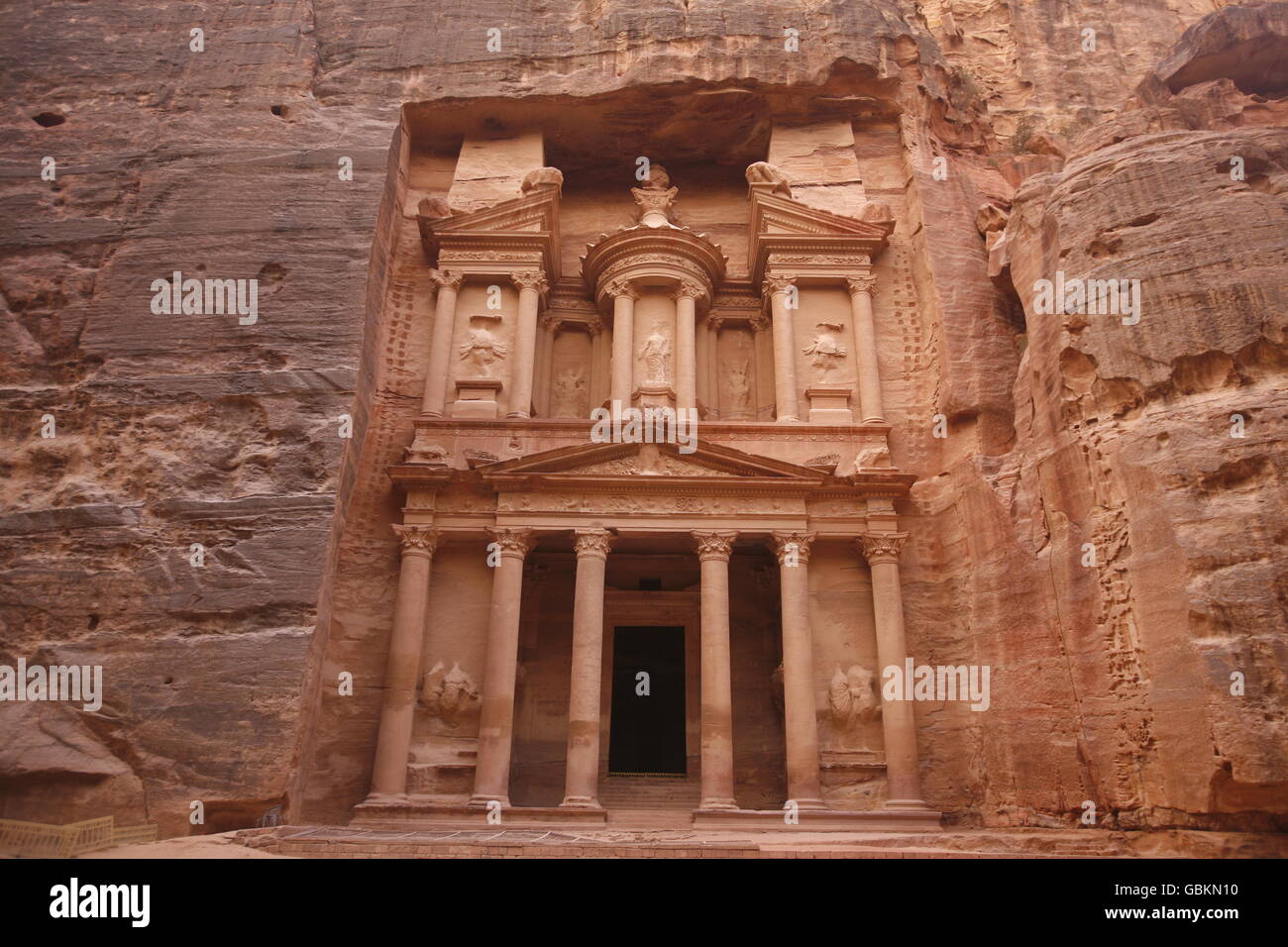 Die Al Khazneh Treasury in die Tempel Stadt Petra in Jordanien im Nahen Osten. Stockfoto