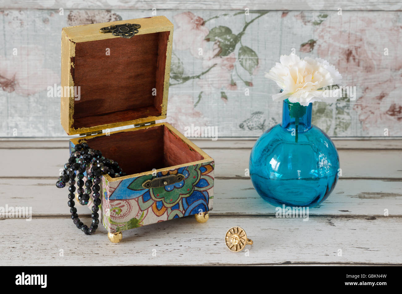 Handgemachte Decoupage Schmuckstück Box auf einem rustikalen Hintergrund Stockfoto